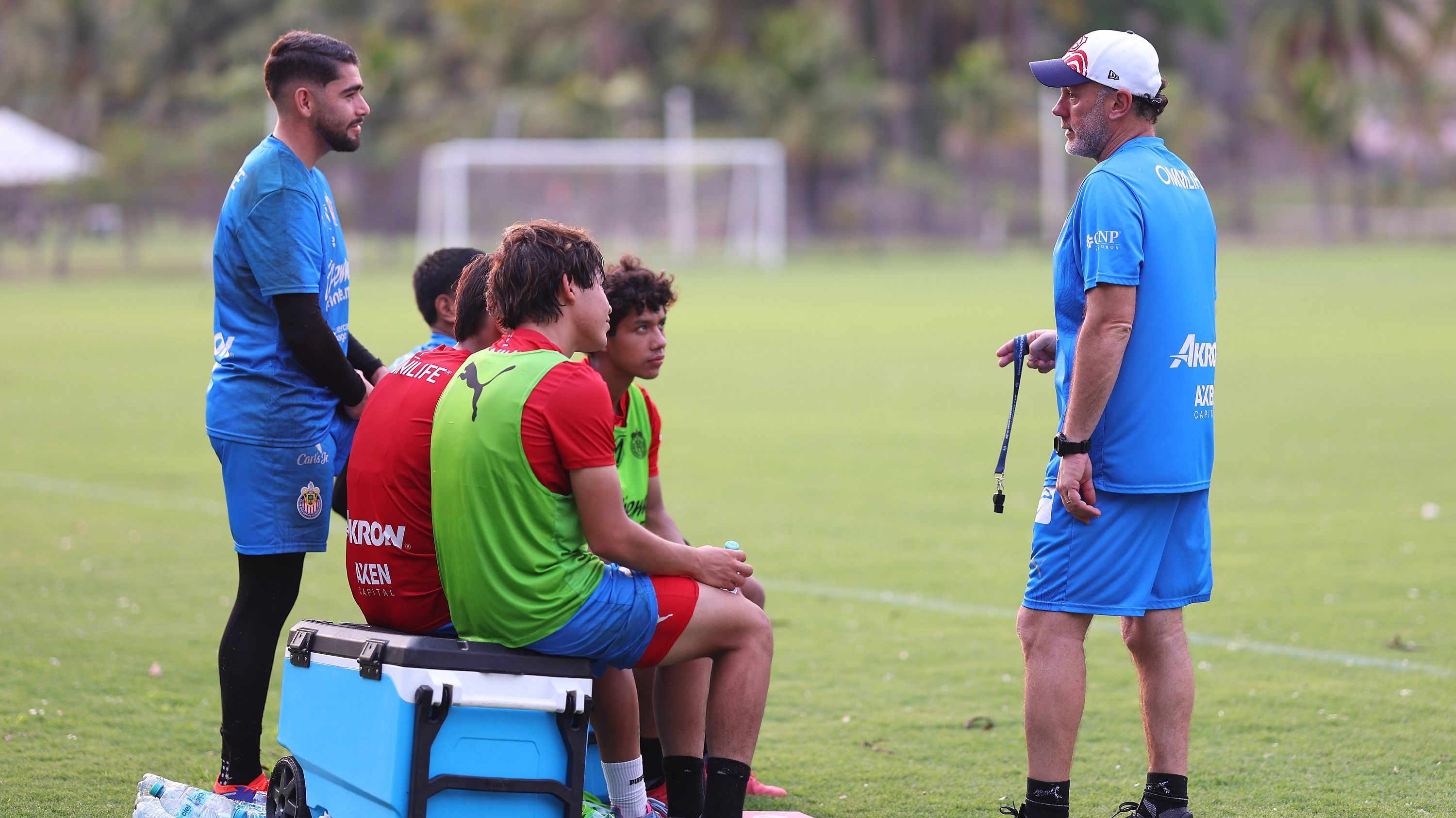 Efraín Álvarez becomes first Chivas player since Alexis Vega to wear No. 10 jersey; USMNT's Cade Cowell also switches numbers