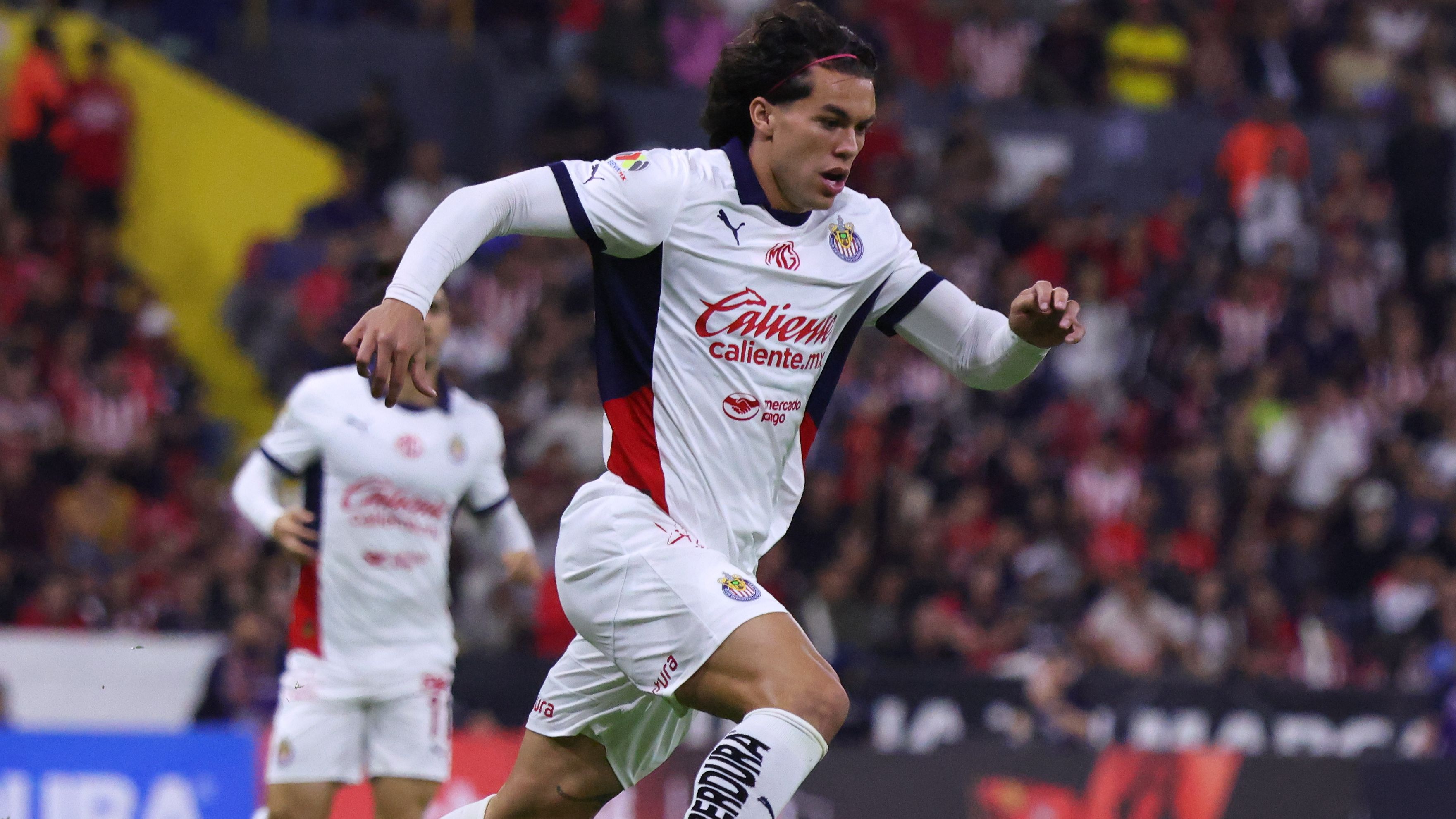 Efraín Álvarez becomes first Chivas player since Alexis Vega to wear No. 10 jersey; USMNT's Cade Cowell also switches numbers