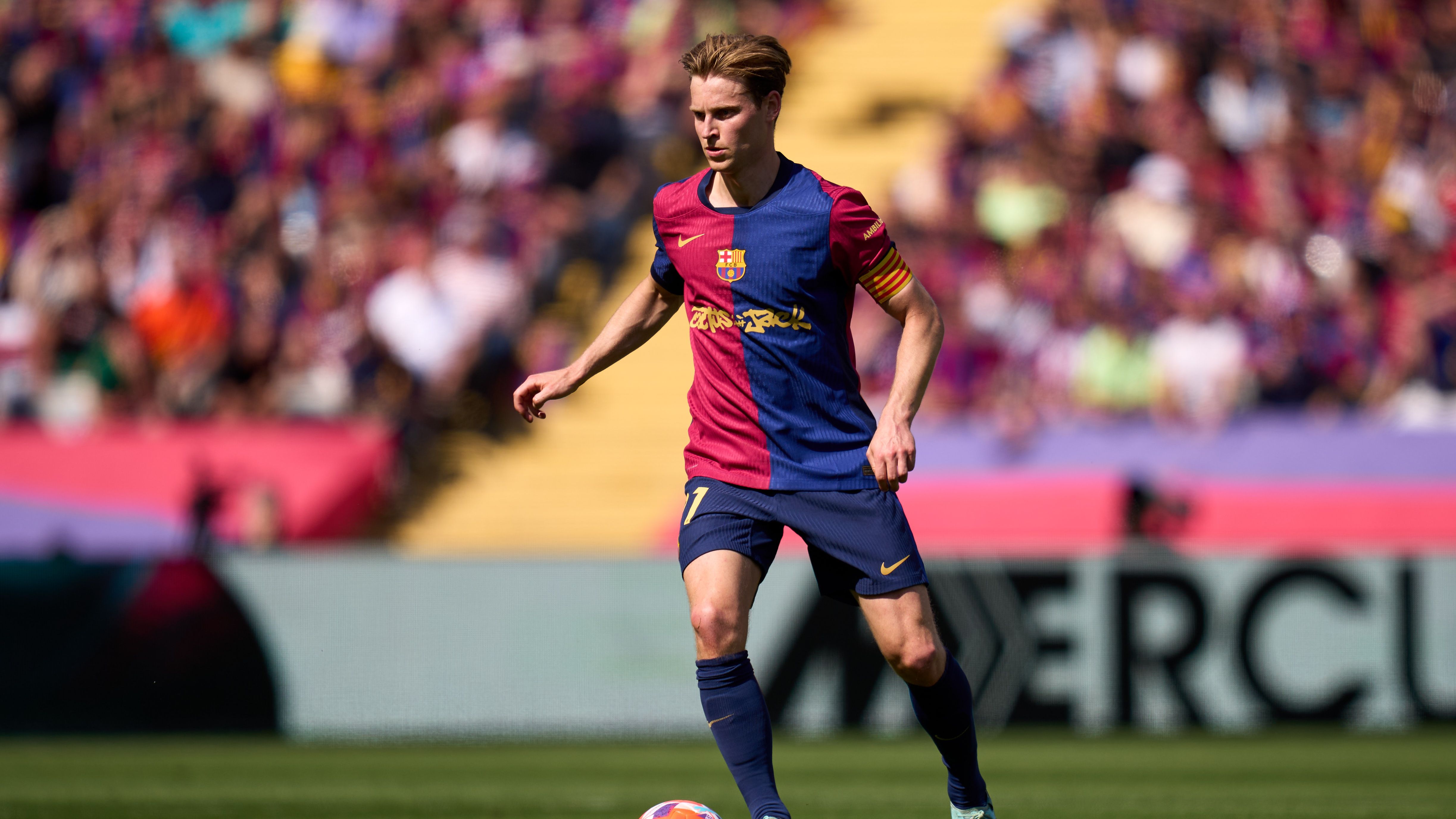 Barcelona waiting on Frenkie de Jong as midfielder's agent battle continues to hold up contract renewal