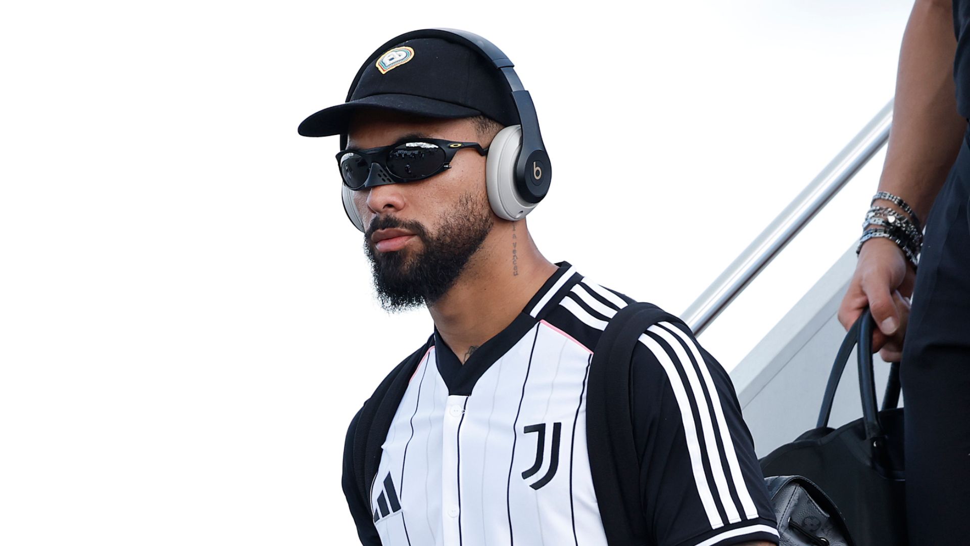 Man Utd transfer blow? Premier League rival eye Douglas Luiz move after Juventus failure