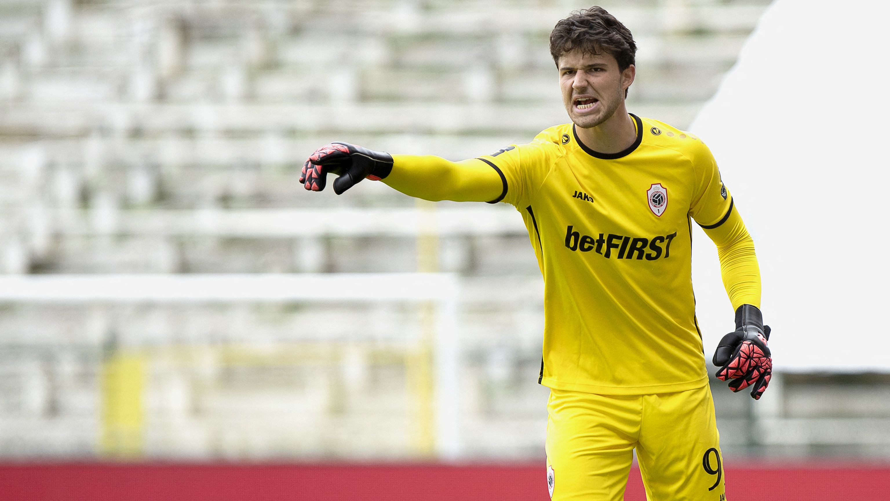 Man Utd ready move for new goalkeeper! Red Devils to 'step up interest' in Belgian sensation Senne Lammens amid Emi Martinez links & Andre Onana injury