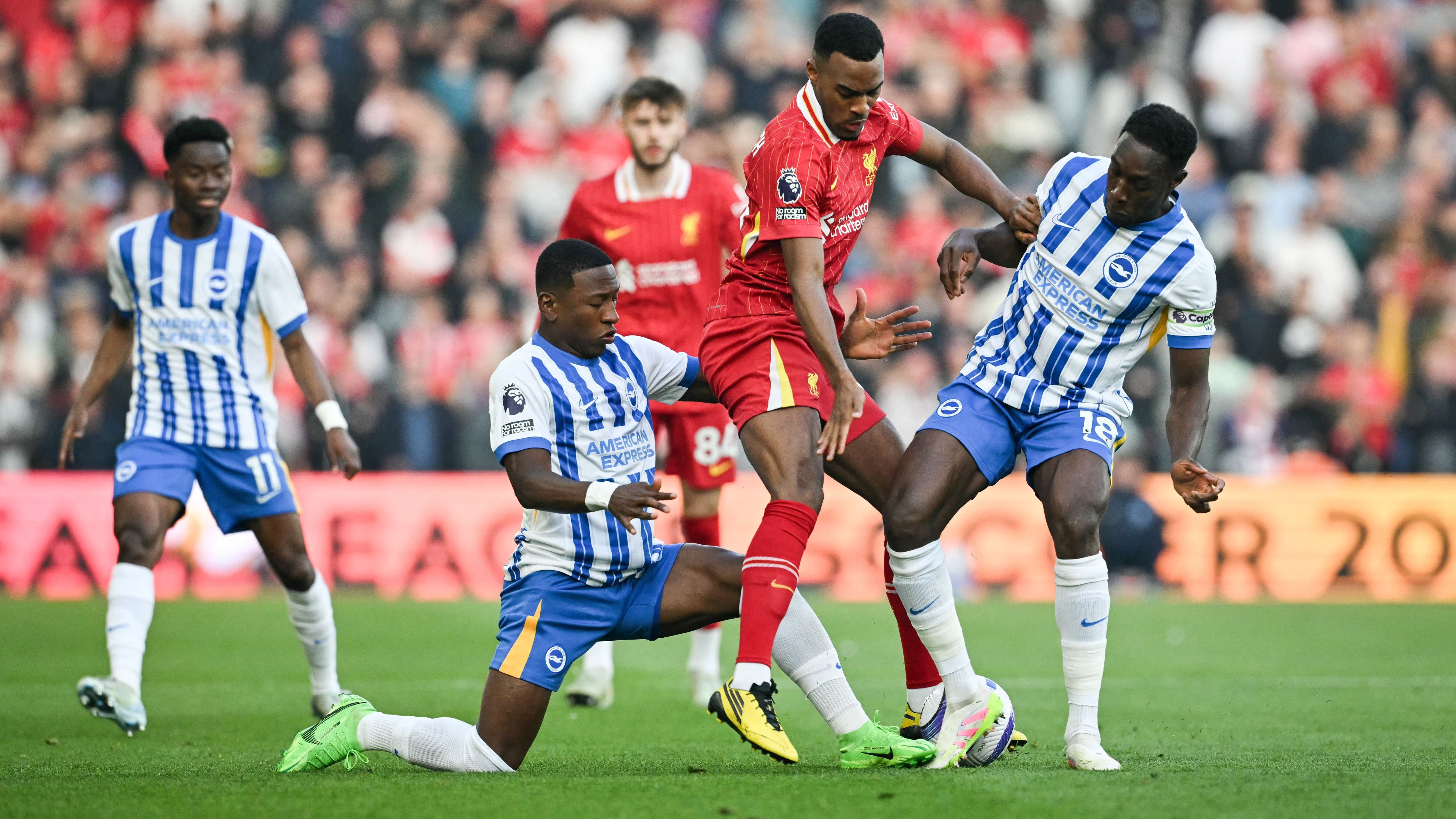 AC Milan make improved bid for Pervis Estupinan but again fall short of Brighton's asking price