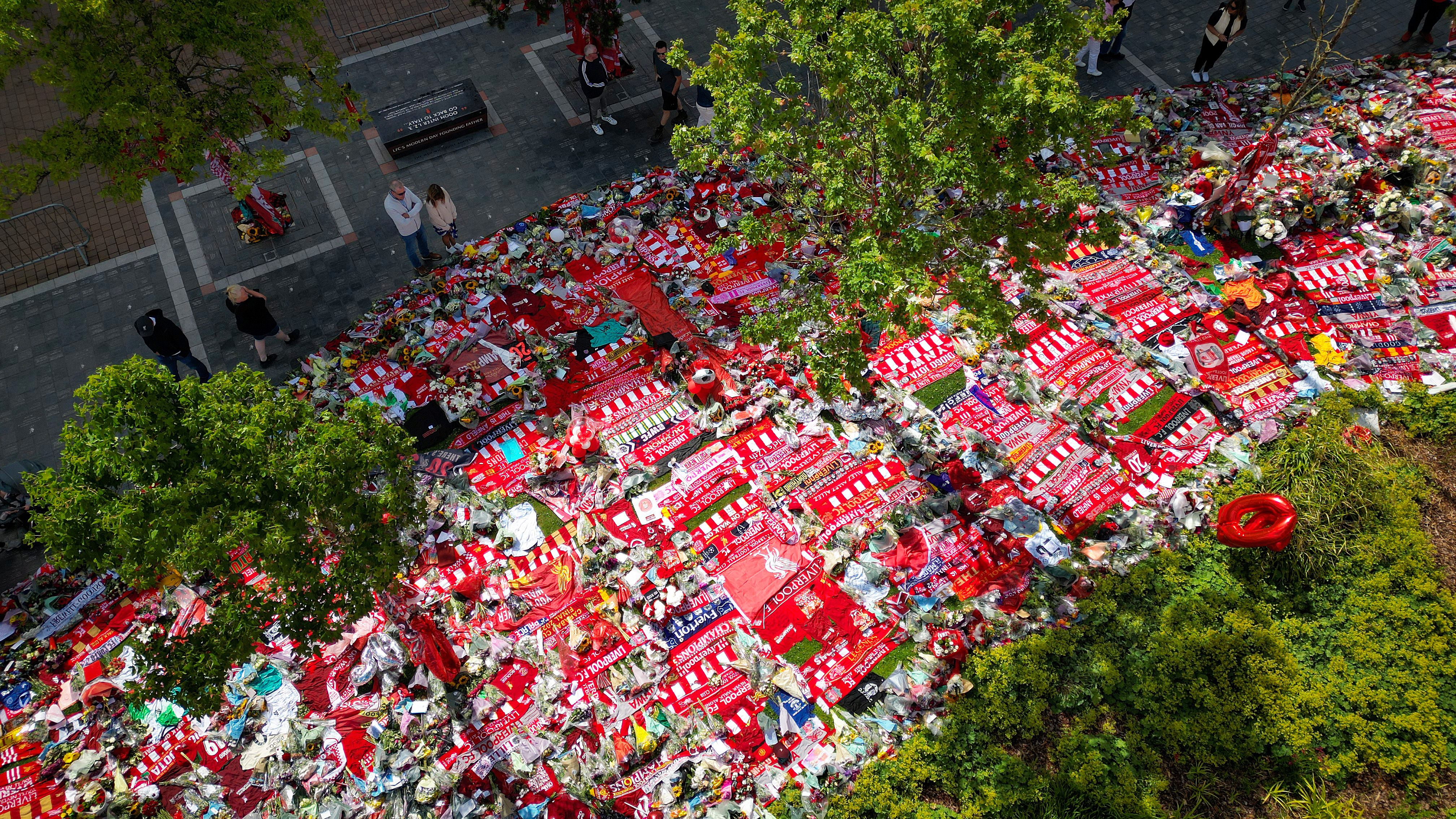 Ruben Amorim, Bruno Fernandes and Diogo Dalot pay poignant tribute to Diogo Jota and Andre Silva at Anfield on behalf of Man Utd