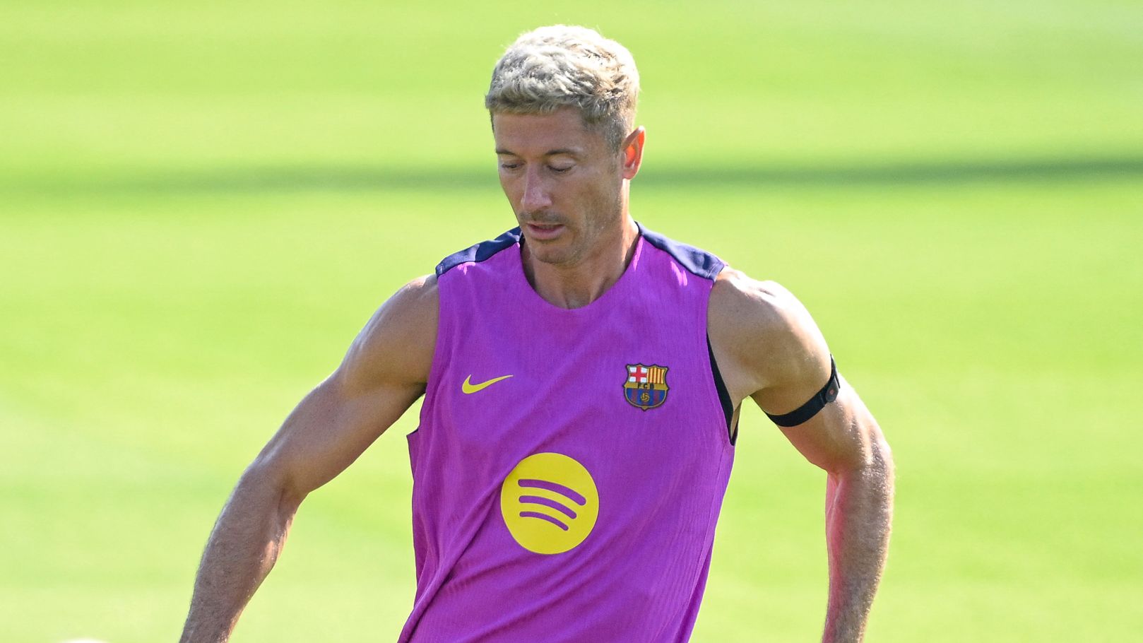 'Not very popular' Robert Lewandowski urged to immediately end Barcelona career & join 'lighter club in Saudi Arabia' by fellow Poland legend