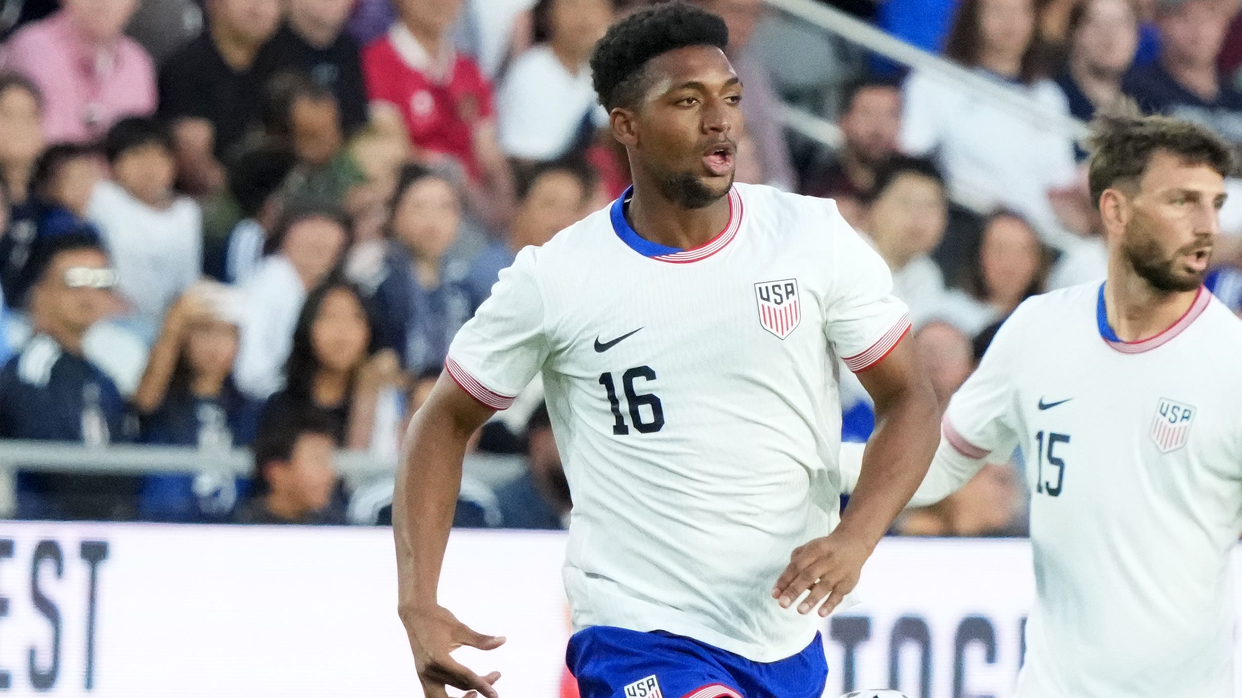 WATCH: USMNT's Alex Freeman challenges Texas University Football's Hero Kanu to soccer juggling showdown at Longhorns' facility
