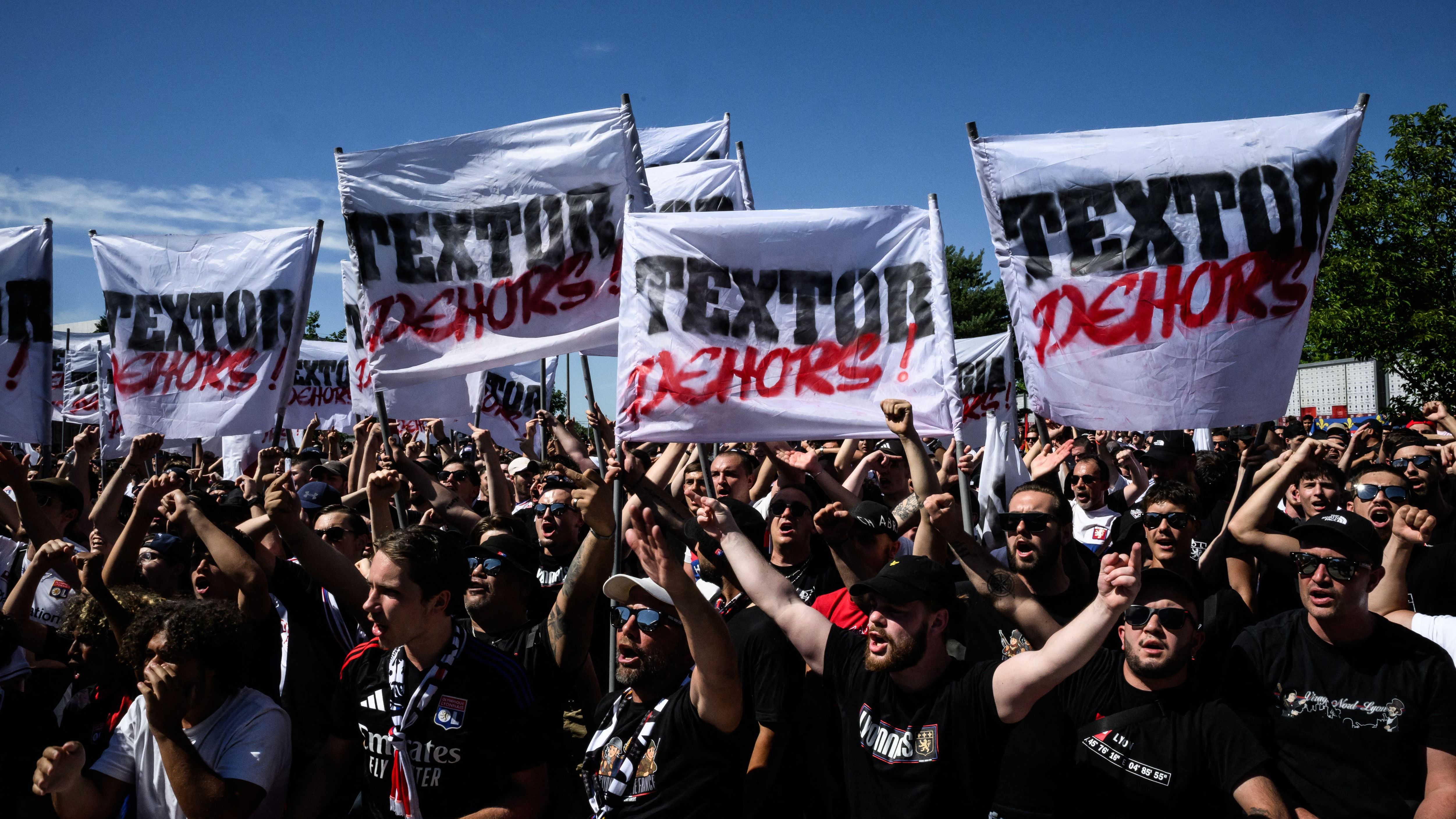 John Textor labelled 'clown and swindler' by angry Botafogo fans amid woeful season with ex-Crystal Palace owner at the helm