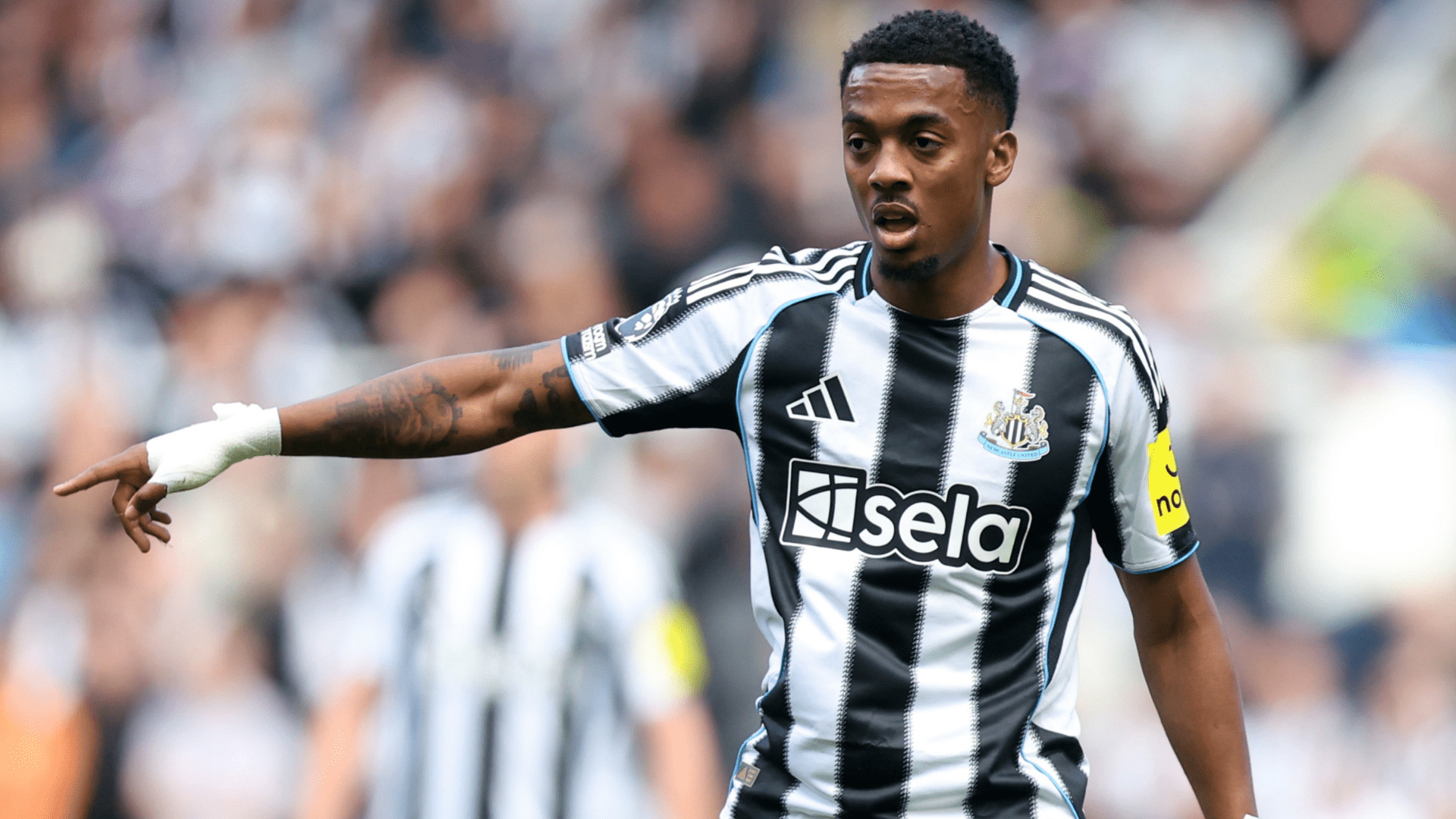 Joe Willock's £200k Porsche runs out of petrol on roundabout as Newcastle star filmed making 'otherwise I'm f*cking pushing it' claim during hilarious gaffe