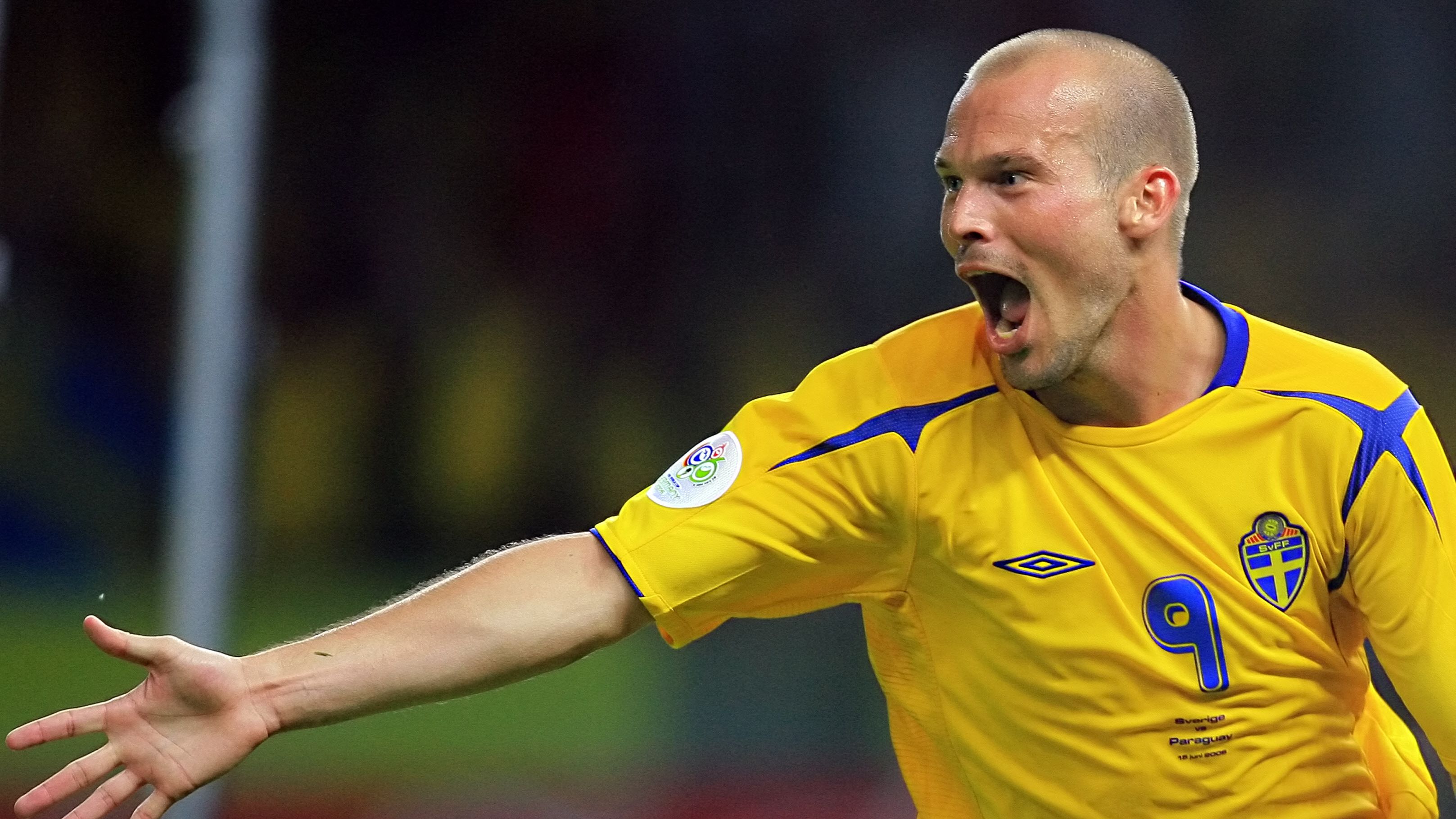 'Unbelievable manager' - Ryan Reynolds & Rob Mac urged to bring Arsenal legend to Wrexham as replacement for Phil Parkinson amid nightmare start to Championship campaign