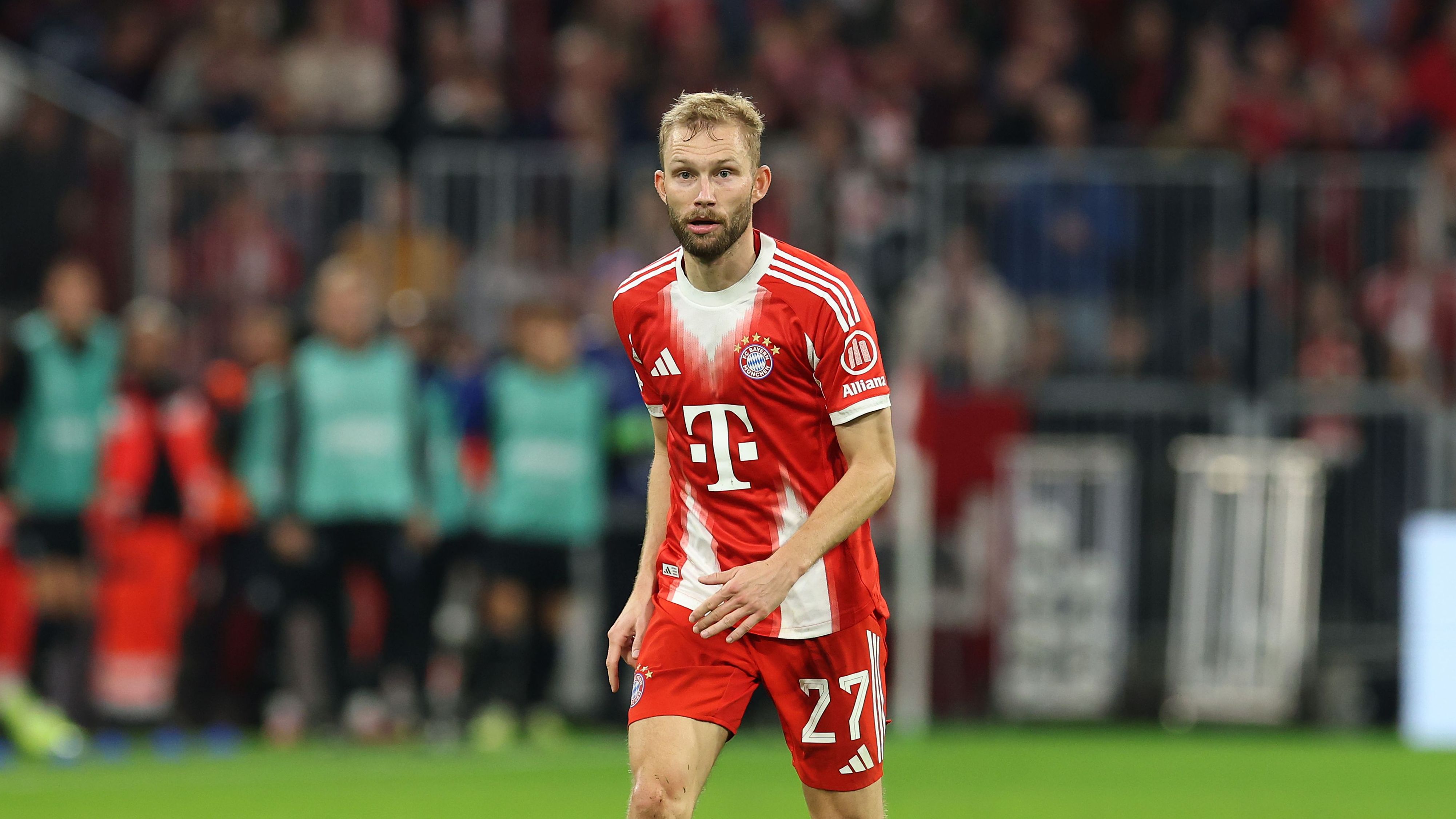 Bayern Munich prepare contract extension offer to 'wonderful' full-back amid starring role under Vincent Kompany