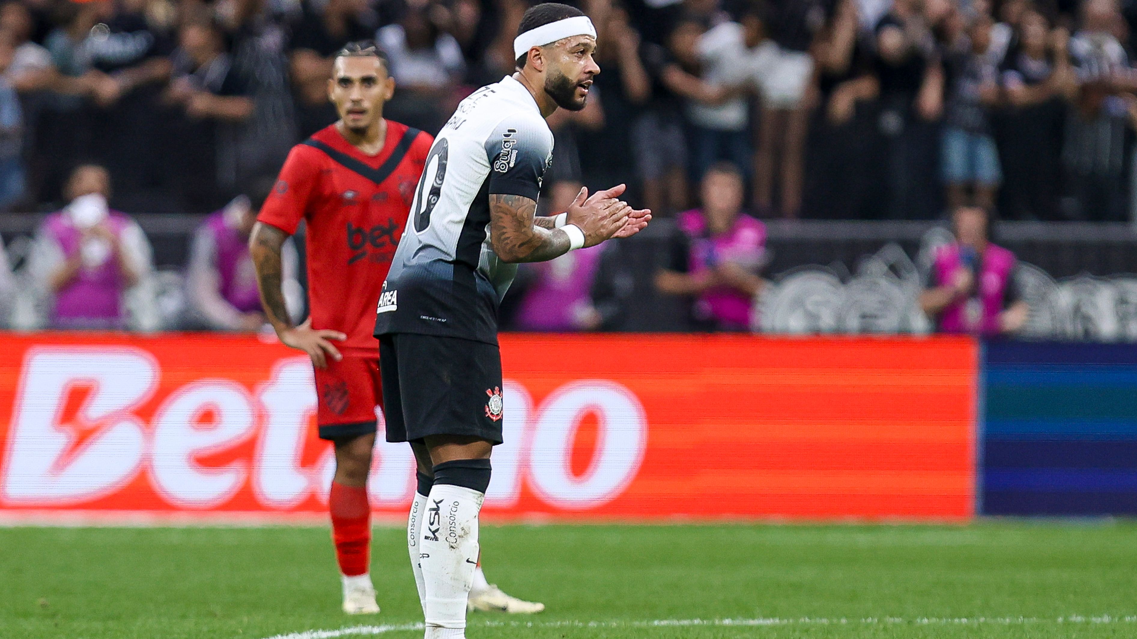 Memphis Depay offers to help Corinthians amid financial crisis by giving up hotel suite that has cost Brazilian club €2.5m so far