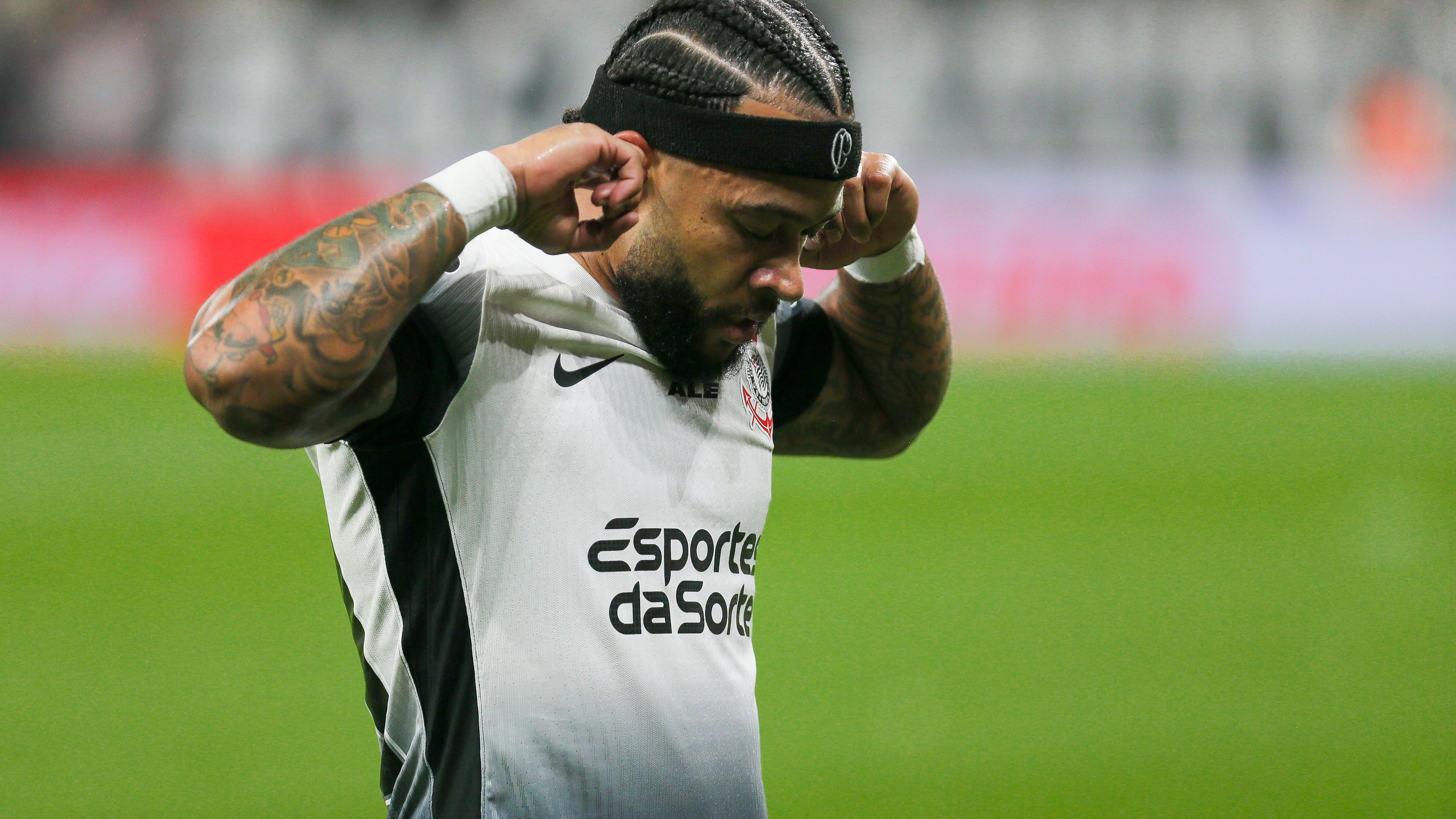 Memphis Depay offers to help Corinthians amid financial crisis by giving up hotel suite that has cost Brazilian club €2.5m so far