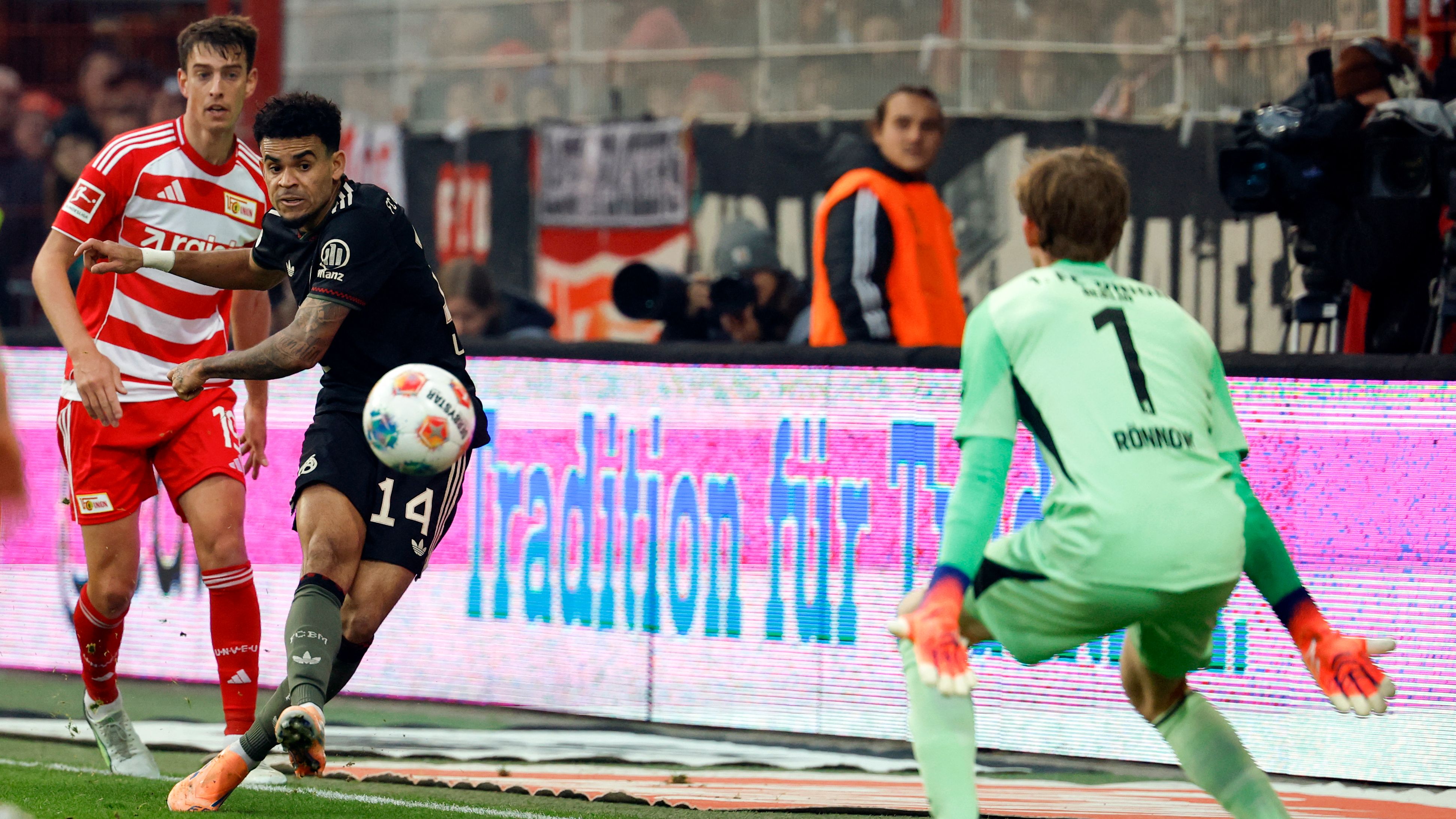 Luis Diaz's wastefulness is 'forgivable' after 'world-class' Bayern Munich goal as Bayern Munich legend praises 'sign of strength' from Vincent Kompany's team despite slip up