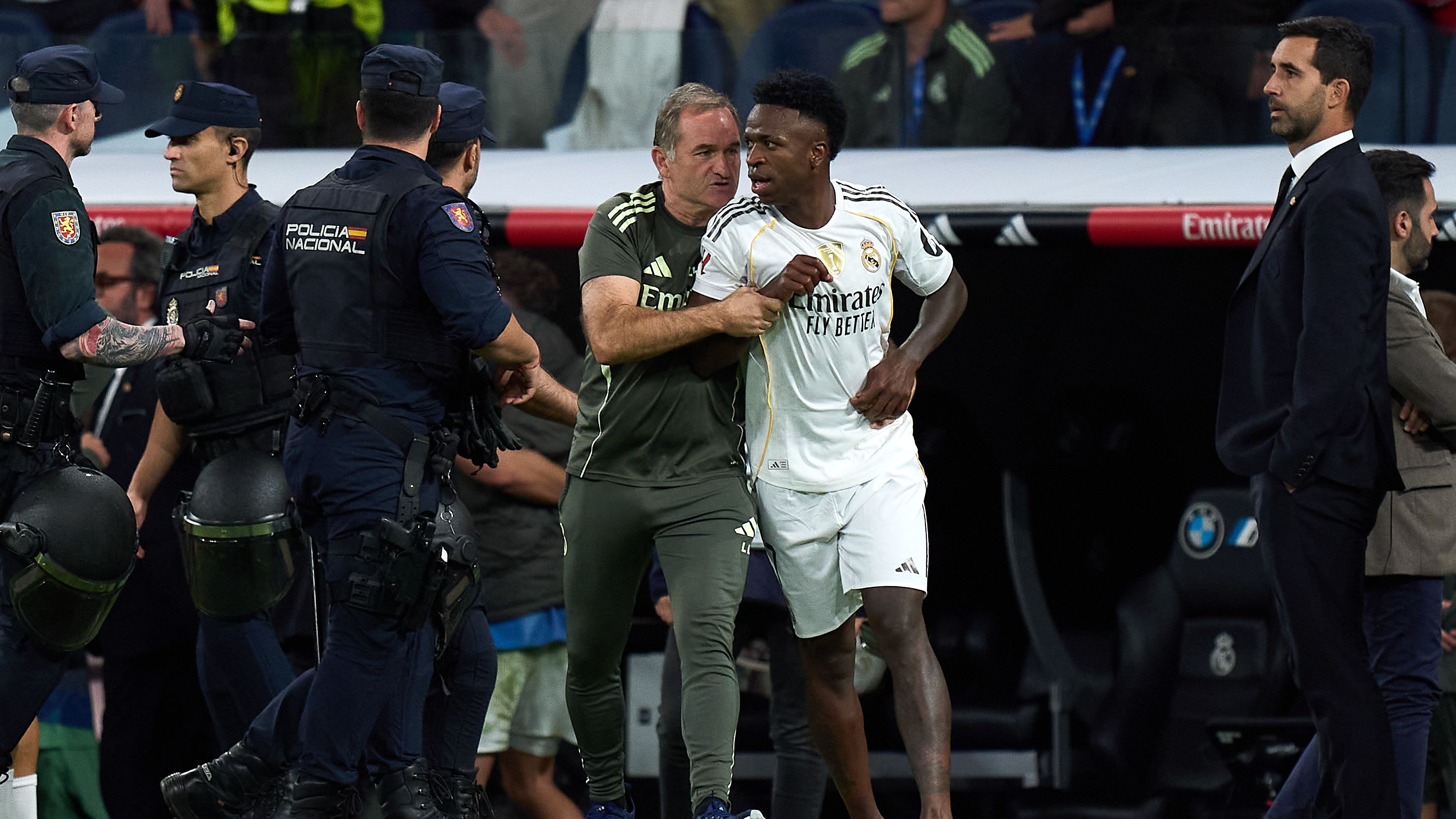 Vinicius Jr 'seriously considering' leaving Real Madrid after Clasico chaos unless Xabi Alonso makes key change