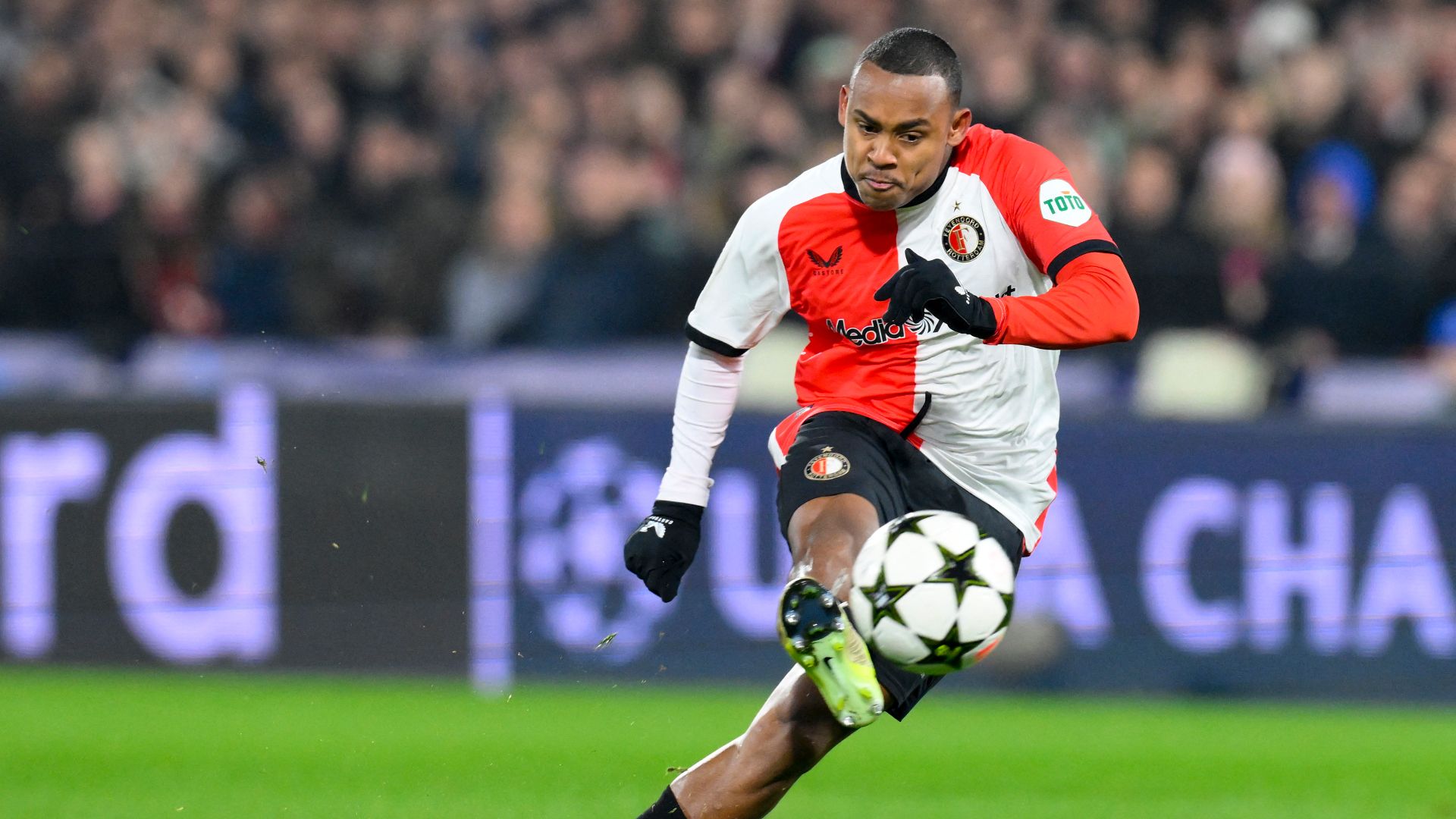 Marseille and Leeds locked in bidding war! Roberto De Zerbi's side line up increased offer for Igor Paixao after Premier League club go above Feyenoord's asking price