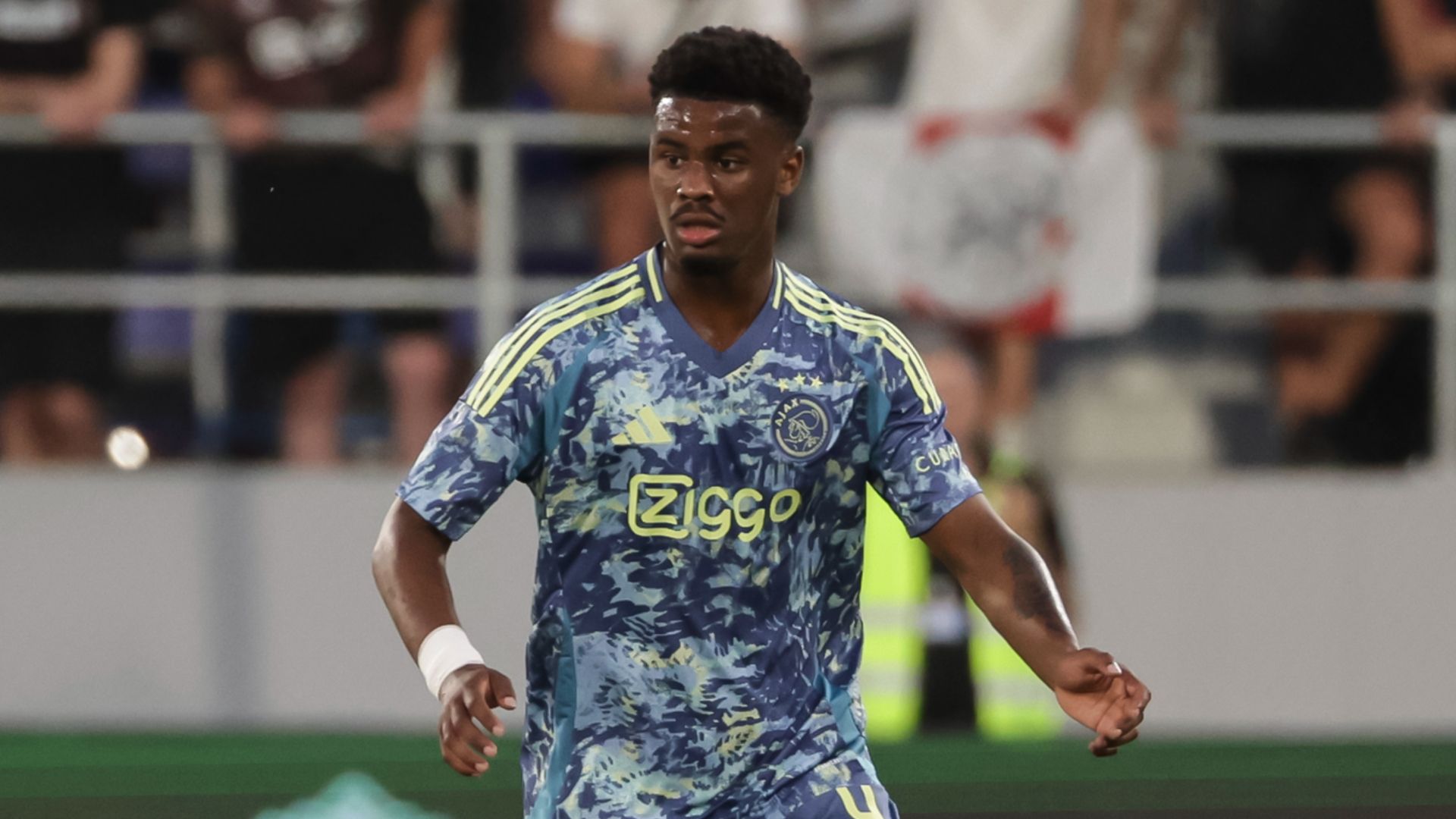 Chelsea closing in on €40m+ Jorrel Hato as Ajax starlet misses friendly against Como to fuel transfer speculation