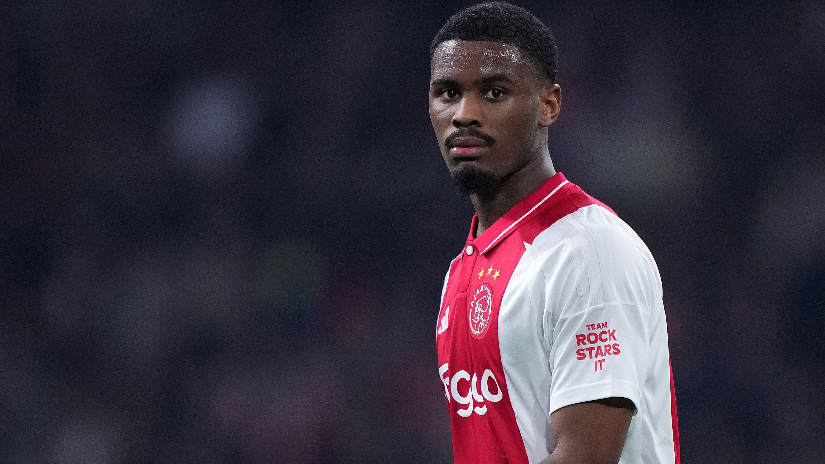 Chelsea closing in on €40m+ Jorrel Hato as Ajax starlet misses friendly against Como to fuel transfer speculation