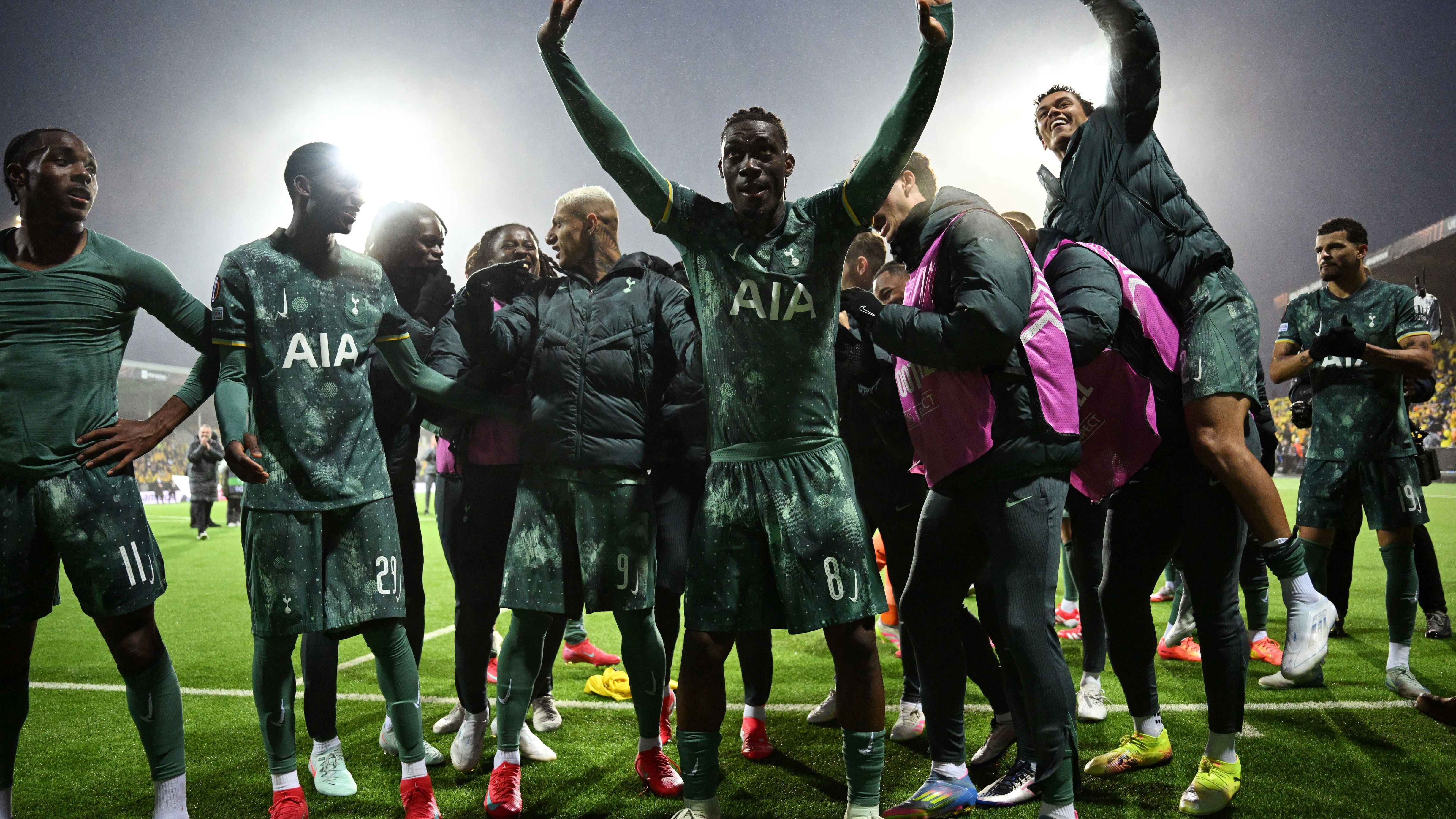 Fenerbahce open talks to sign Tottenham ace