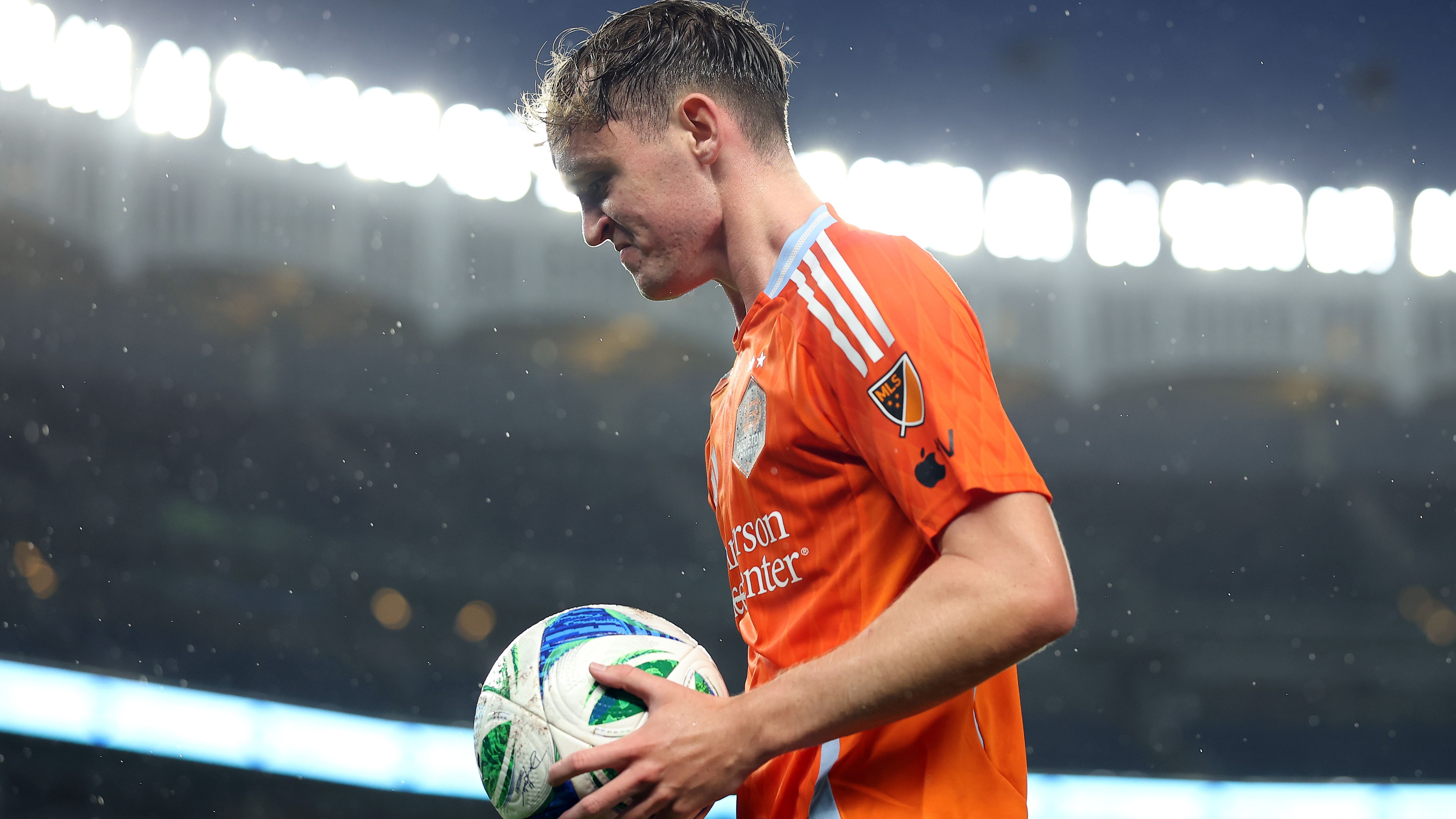 WATCH: USMNT midfielder Jack McGlynn celebrates goal against ex-club Philadelphia Union by shockingly kissing Houston Dynamo badge