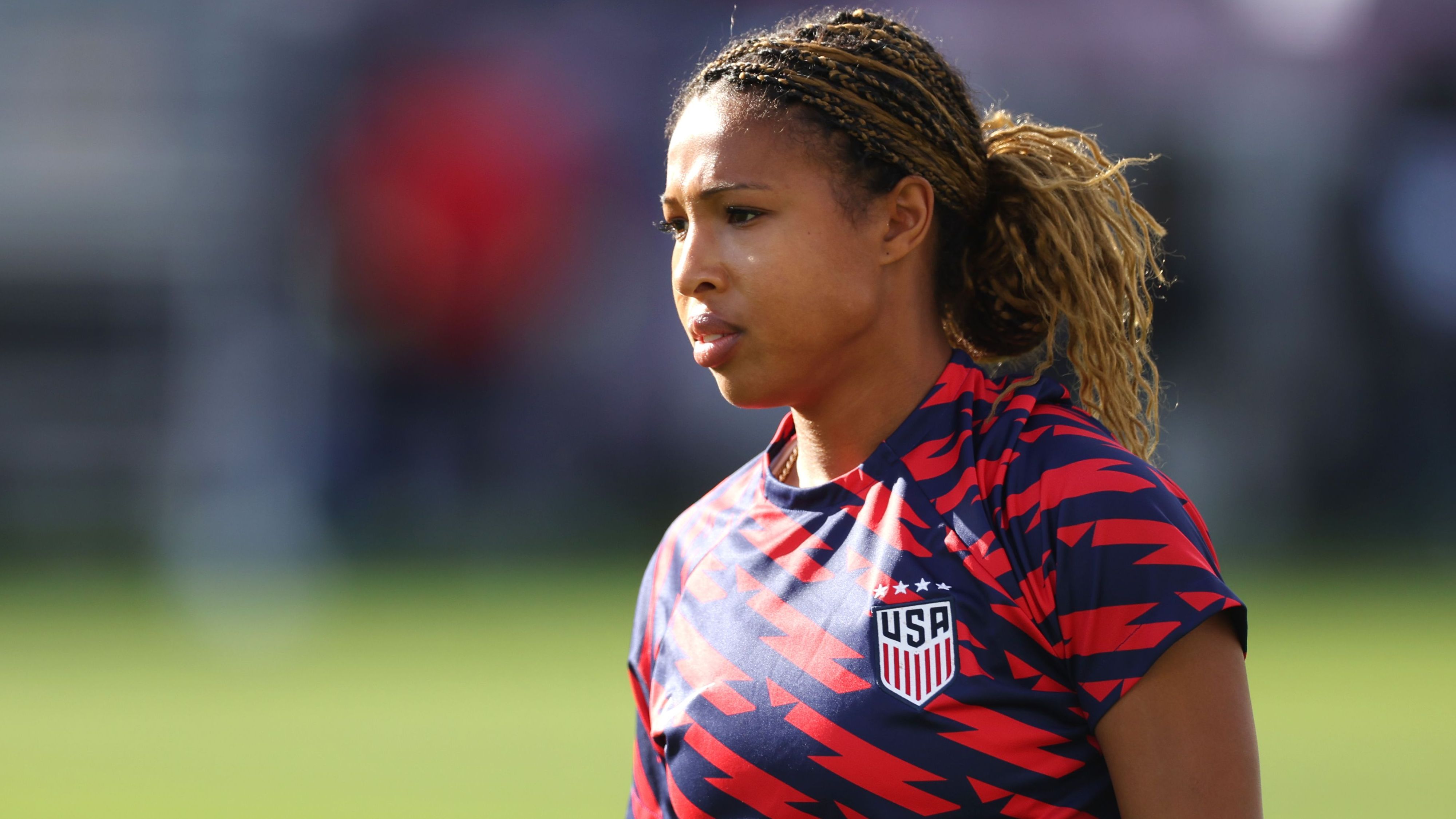 WATCH: USWNT stars Emily Sonnett and Midge Purce debate position difficulty on Late Night with Seth Meyers