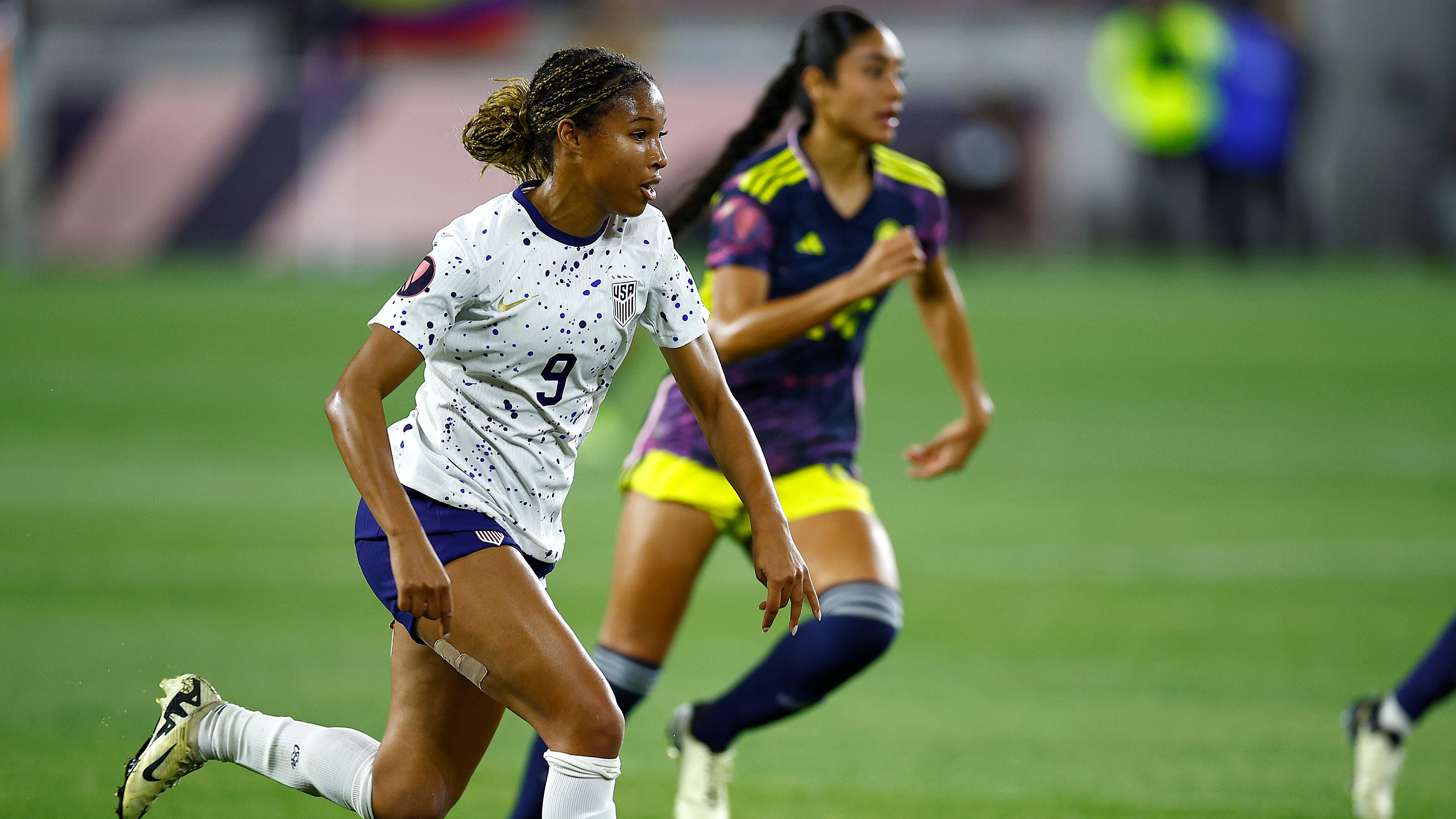 WATCH: USWNT stars Emily Sonnett and Midge Purce debate position difficulty on Late Night with Seth Meyers