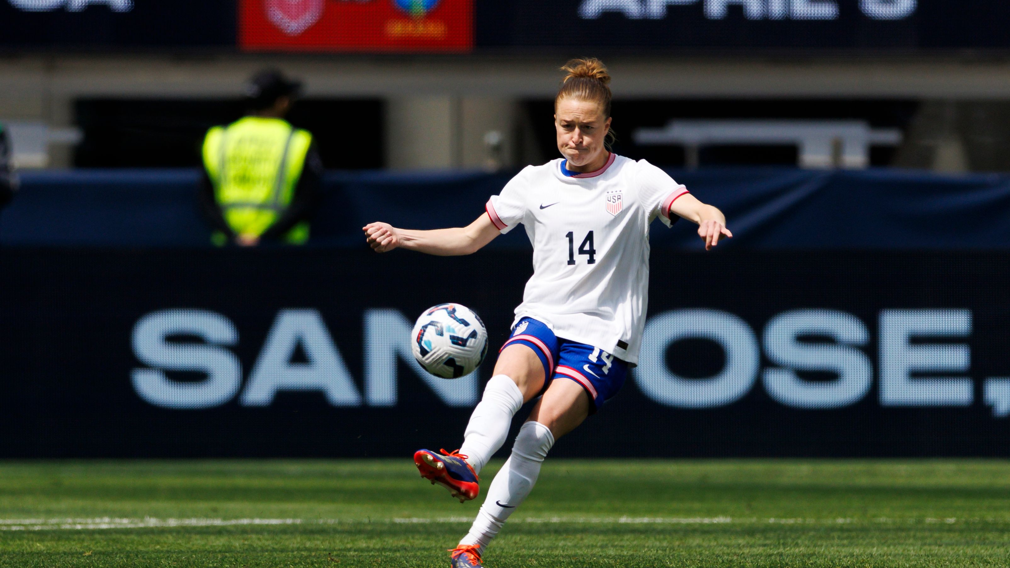 WATCH: USWNT stars Emily Sonnett and Midge Purce debate position difficulty on Late Night with Seth Meyers