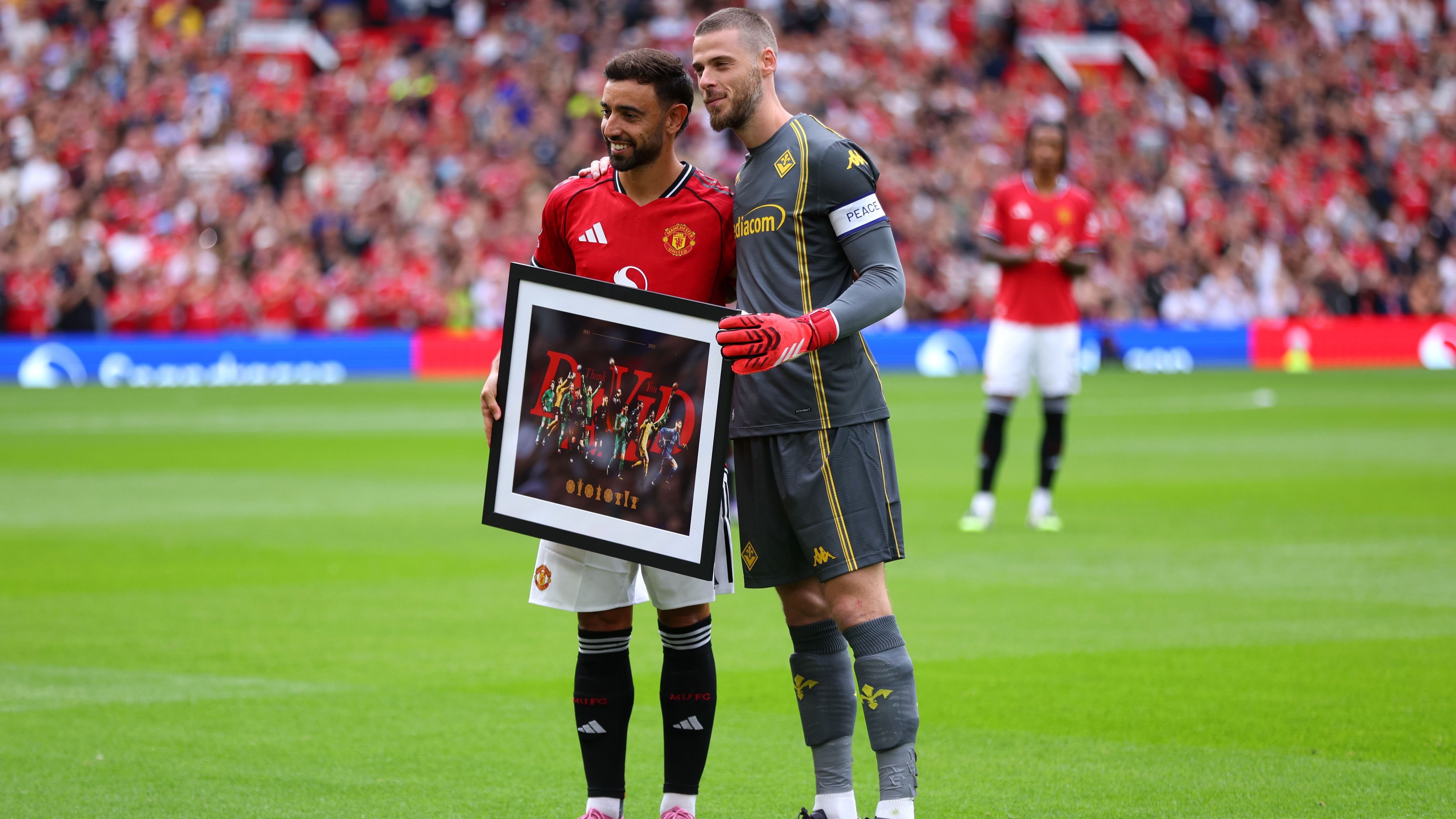 Man Utd considering stunning David de Gea reunion! Red Devils could re-sign legendary goalkeeper from Fiorentina amid search for new shot-stopper