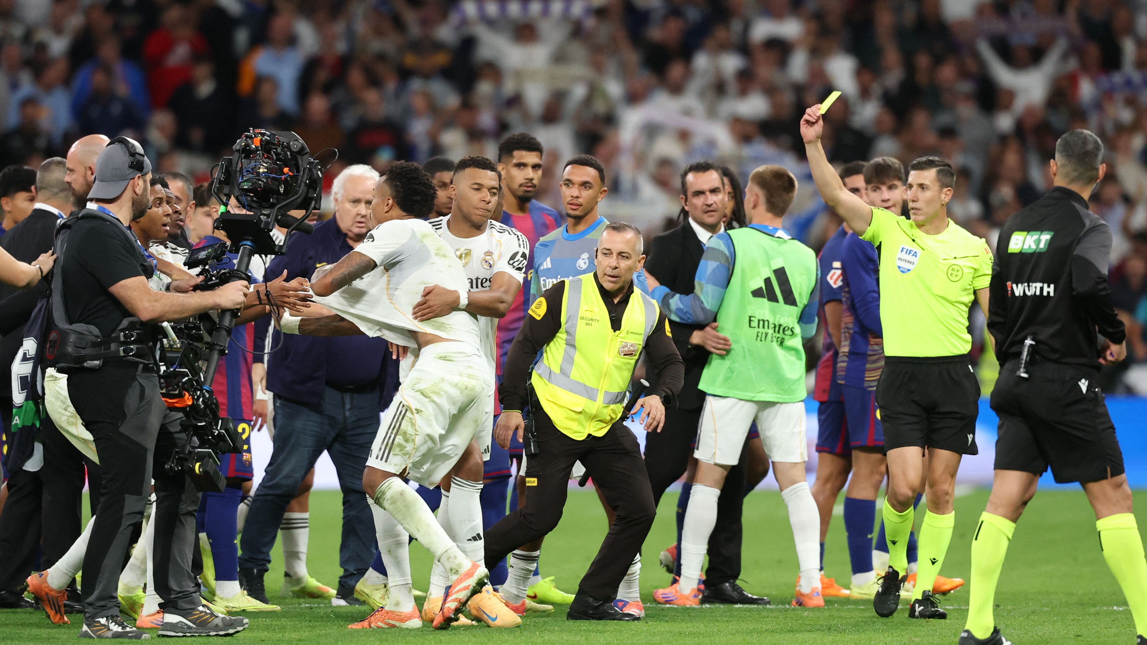 Dani Carvajal accused of 'making a scene' with Lamine Yamal confrontation after El Clasico as Frenkie de Jong slams Real Madrid for 'exaggerated' anger towards Barcelona team-mate