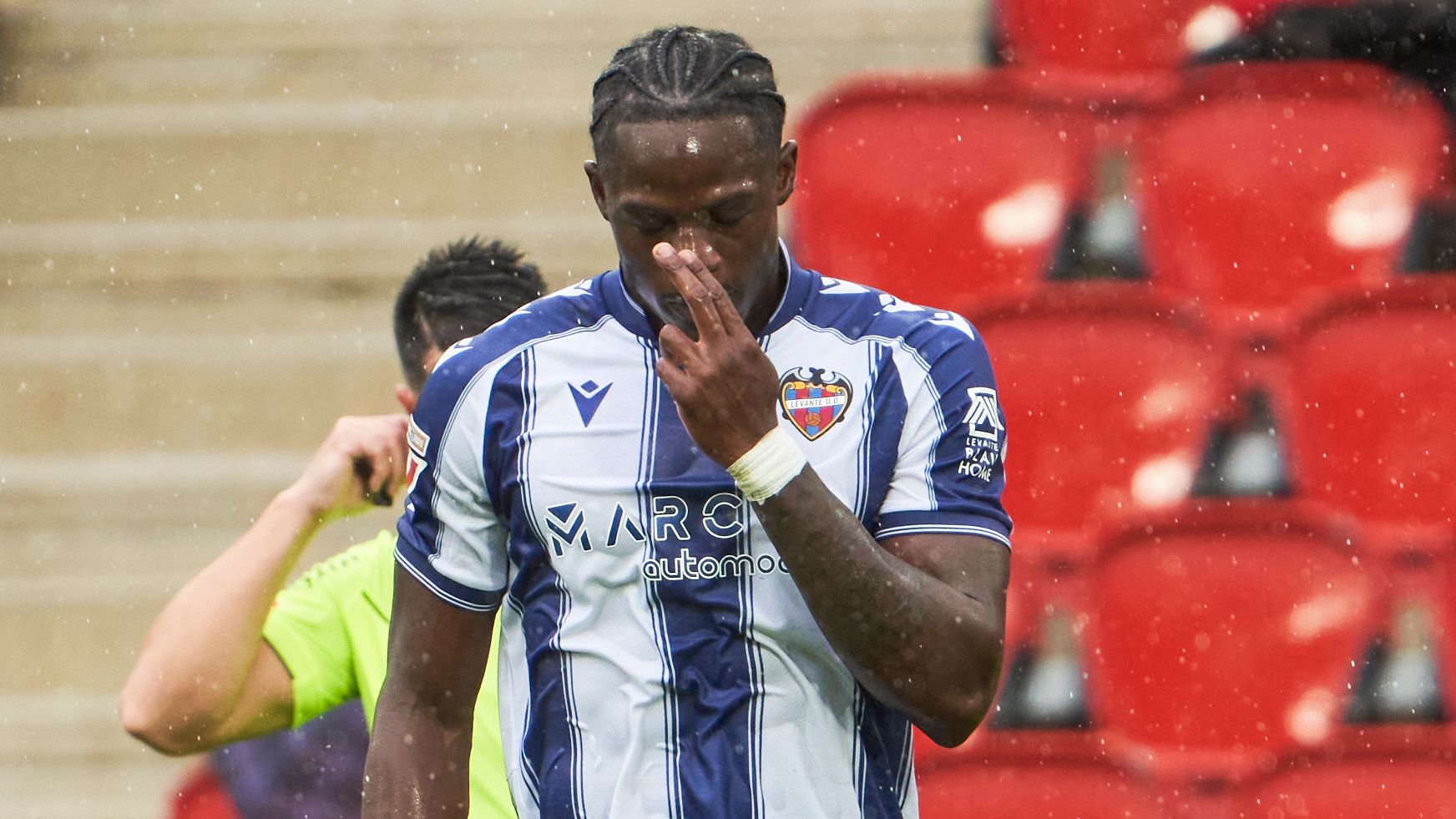 'A dream to play for Chelsea' - Barcelona and Real Madrid target eyeing Premier League switch as he reveals how he's 'like Harry Kane in style'