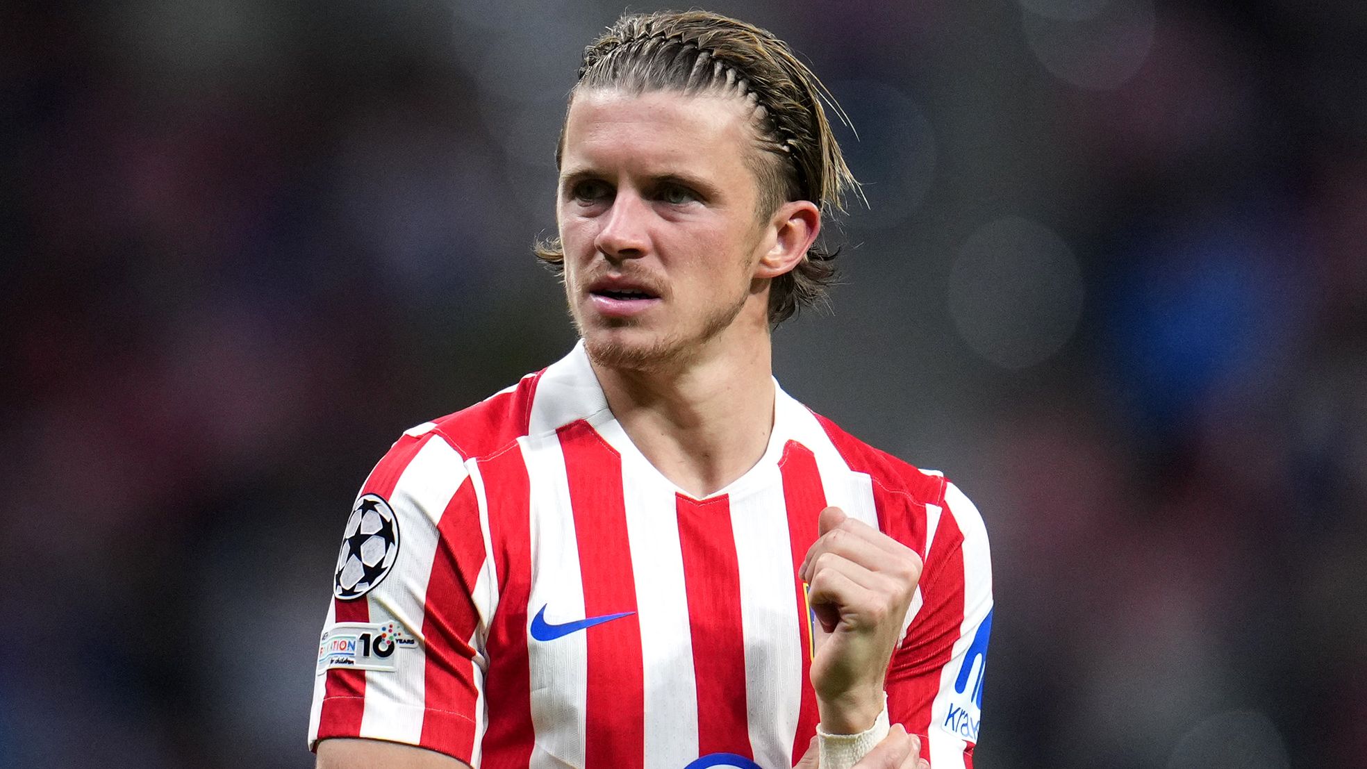 Man Utd learn current price tag for long-term target billed as Casemiro replacement in problem part of the pitch