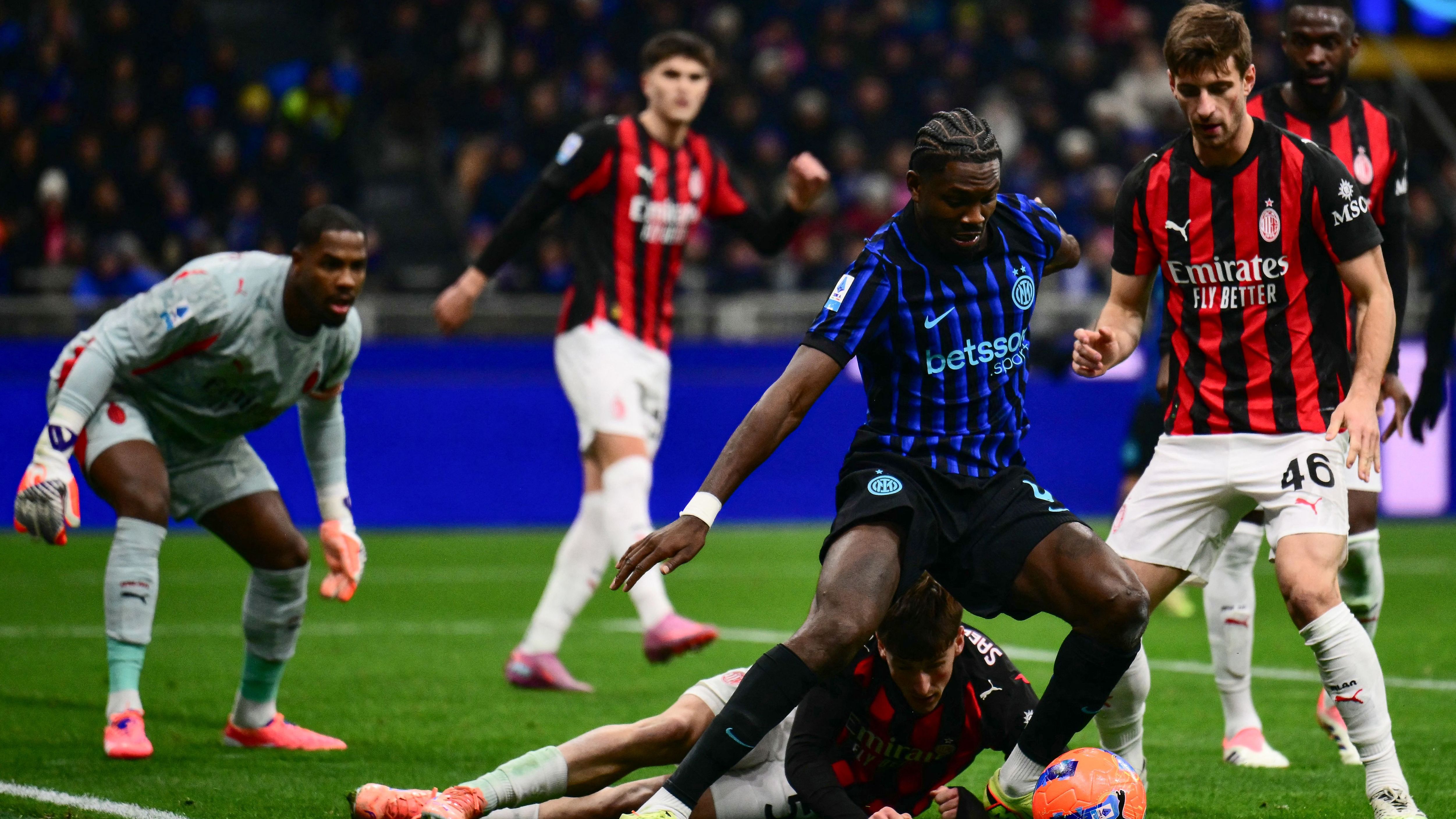 WATCH: USMNT's Christian Pulisic pounces on Yann Sommer spill to fire AC Milan's derby winner against Inter