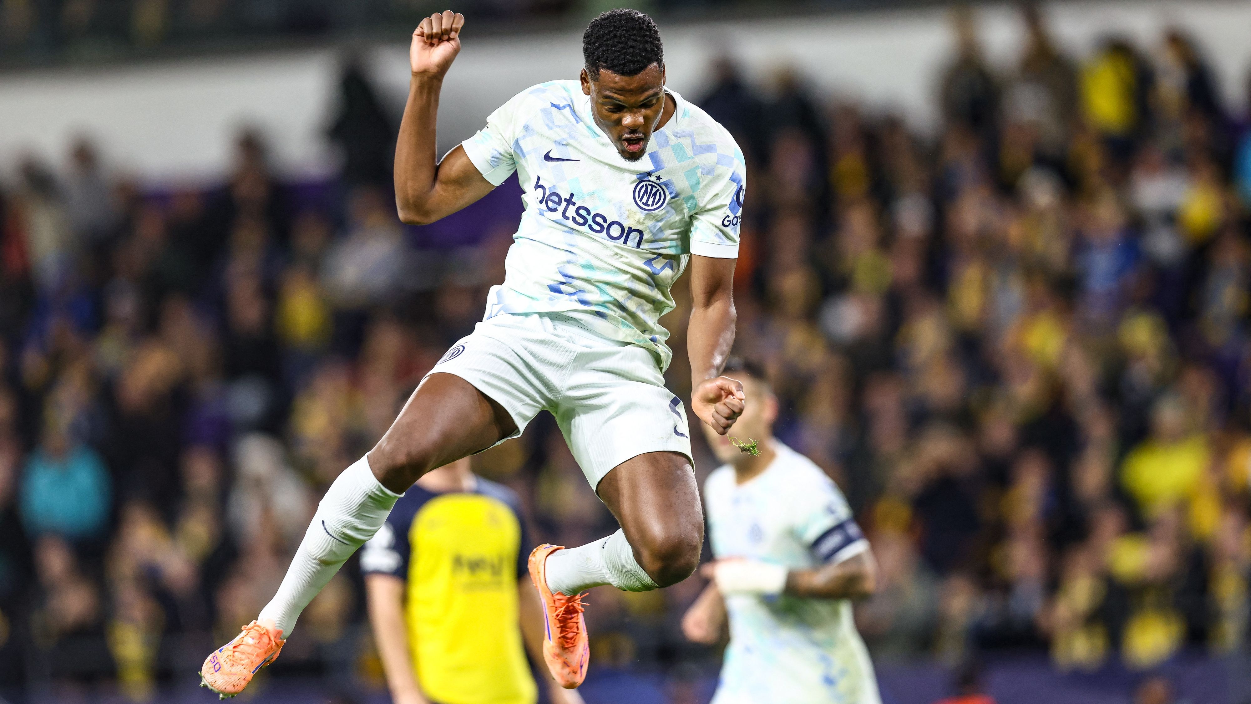 Inter dealt brutal blow as Denzel Dumfries' ankle injury more severe than initially thought