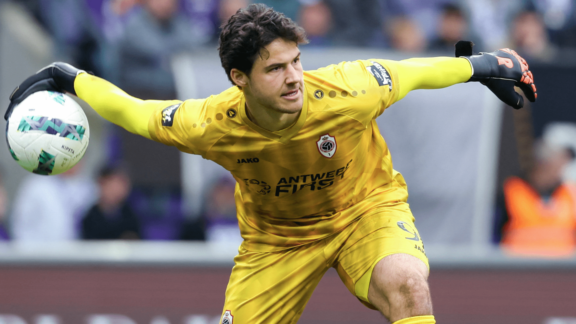 Man Utd's next goalkeeper? Transfer target talks up Old Trafford move despite ongoing Emi Martinez links