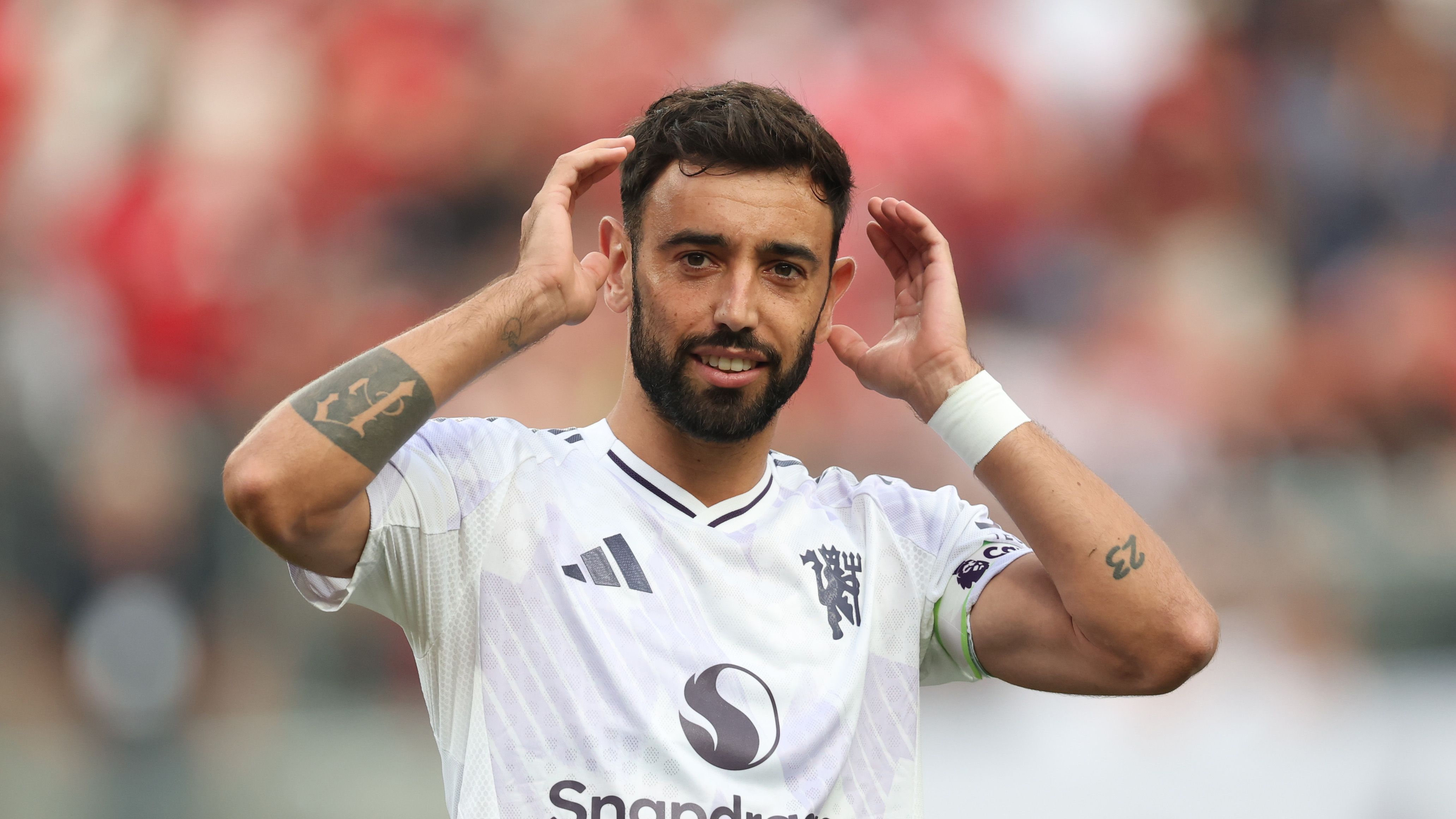 Bruno Fernandes pitches at Rate Field! Man Utd captain meets Chicago White Sox stars as he enjoys MLB action while on break from pre-season duty in United States