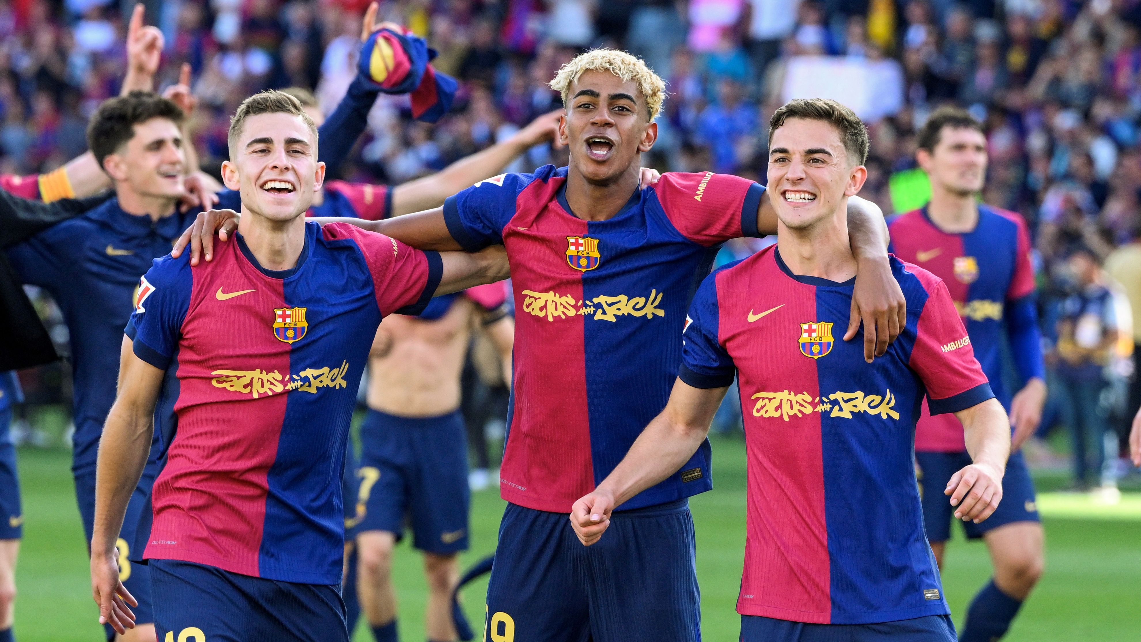 Lamine Yamal & Barcelona stars link up with K-pop girl group ITZY as they pose together & show off their dance moves