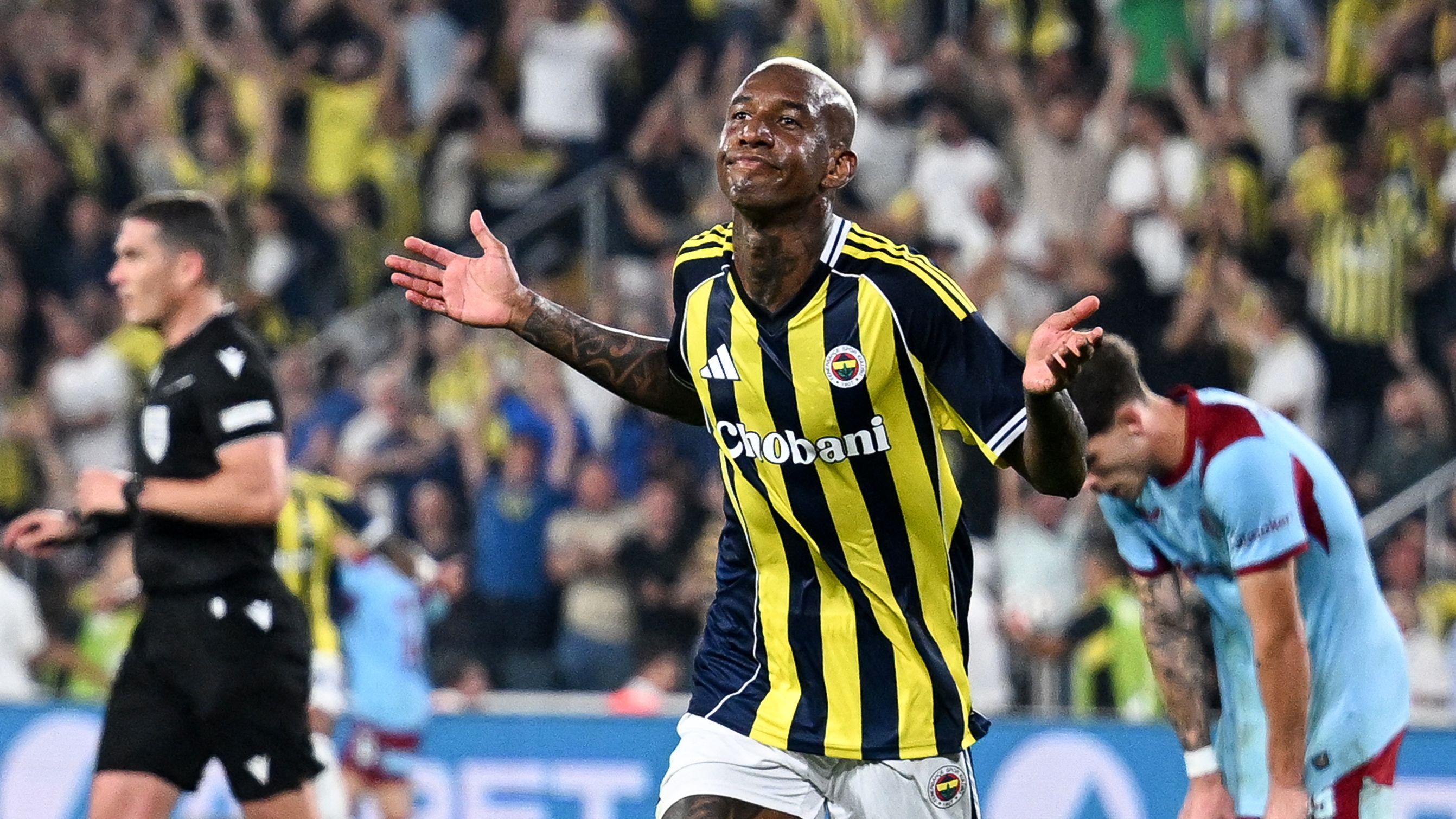 Jose Mourinho teaches Robin van Persie a lesson! Fenerbahce overturn first-leg deficit to knock Feyenoord out of Champions League qualifiers