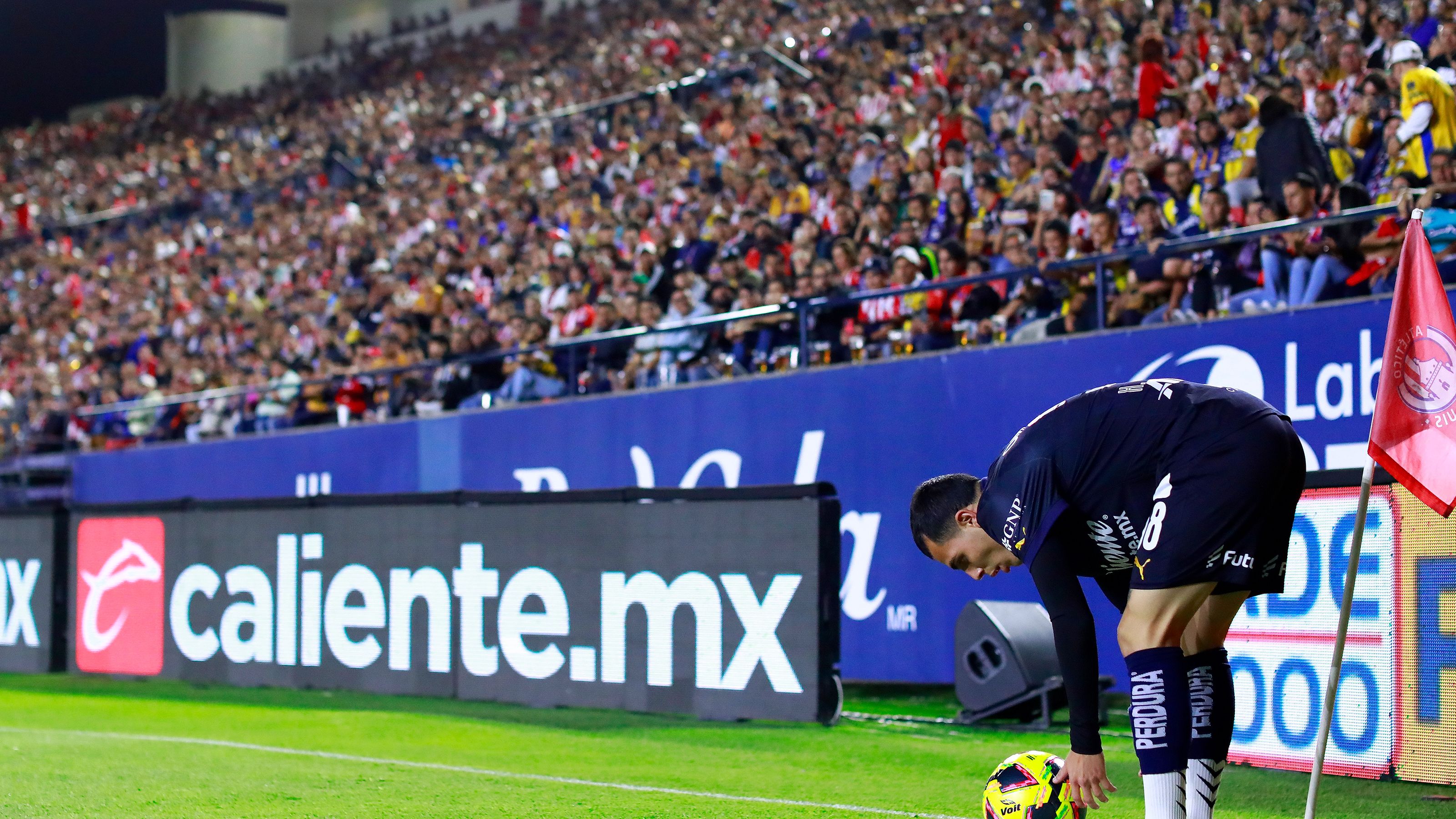 มีรายงานว่า Chivas ได้รับข้อเสนอสำหรับ Hugo Camberos วัยรุ่นที่มีอนาคตไกลจาก Club Brugge