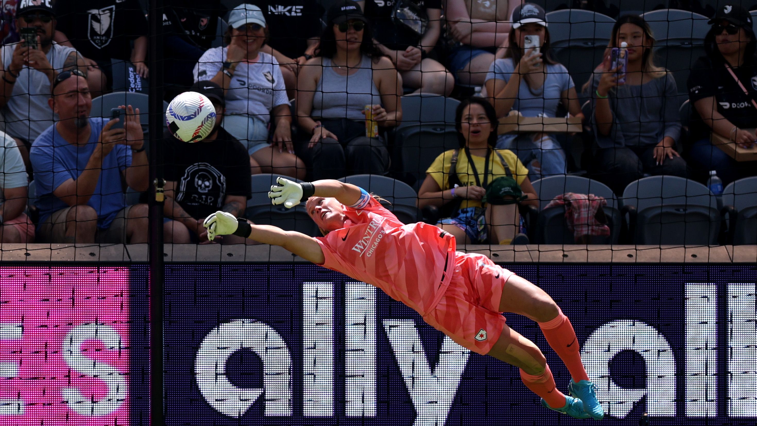 WATCH: USWNT legend Alyssa Naeher makes NWSL history with stoppage-time goal in Chicago Stars draw against Seattle Reign