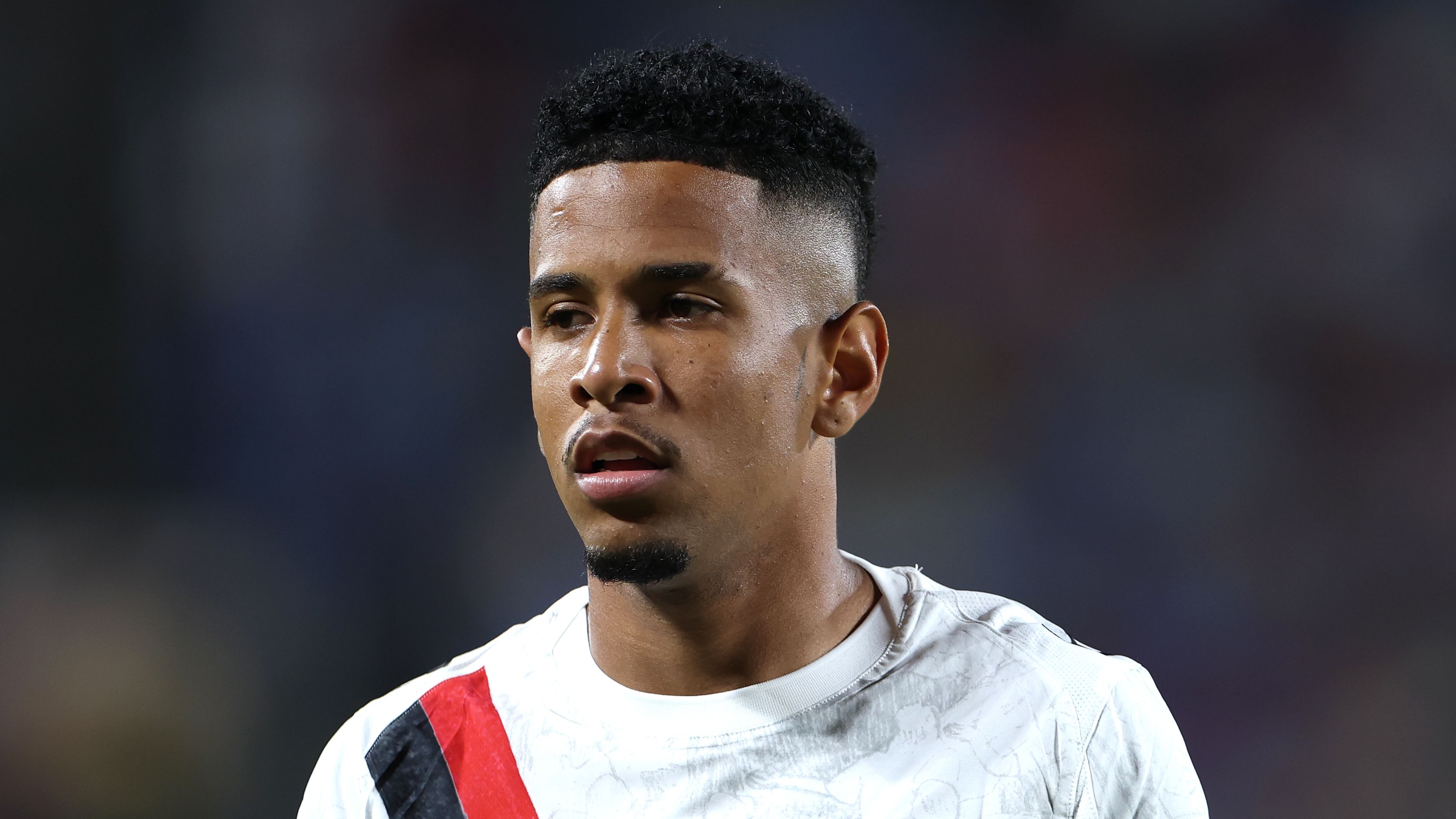 توتنهام يتجاوز خيبة أمل إيبيريتشي إيزي! فريق توماس فرانك يعرض 80 مليون يورو لضم سافينيو، نجم مانشستر سيتي، بعد قرار نجم كريستال بالاس بالانضمام إلى أرسنال.
