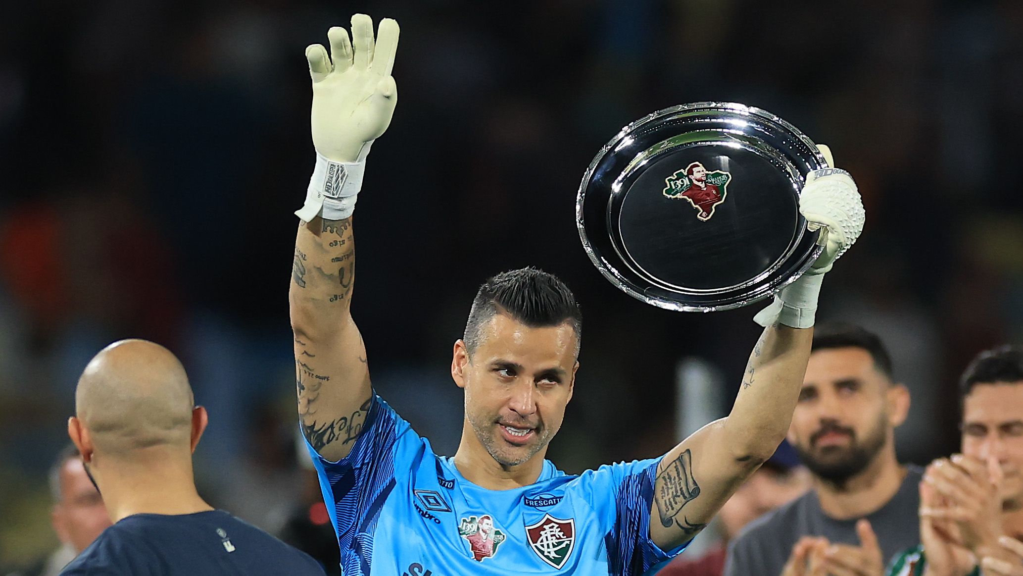 نجم الدوري البرازيلي لكرة القدم يحطم الرقم القياسي العالمي لعدد المباريات الدولية الذي سجله أسطورة إنجلترا بيتر شيلتون لمدة 28 عامًا