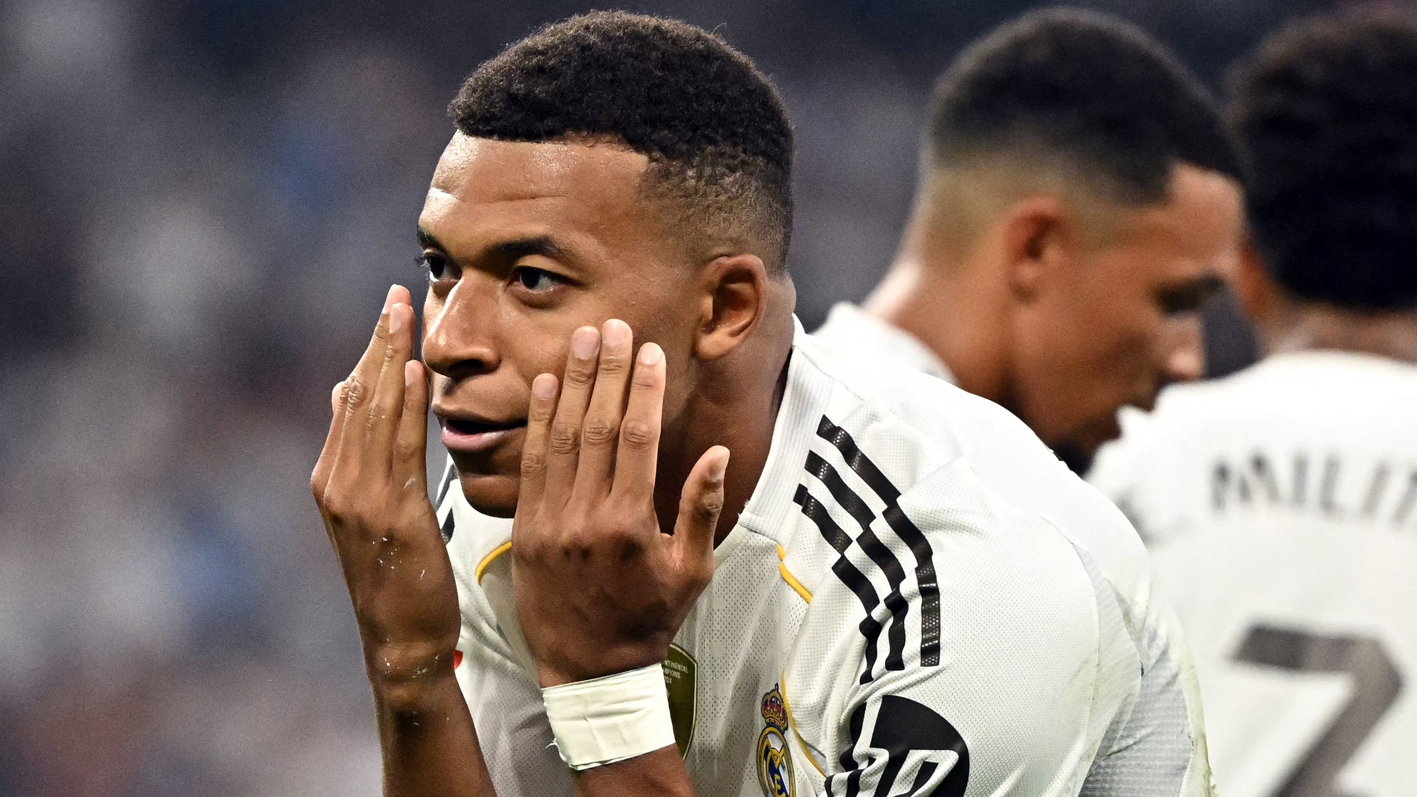 "ركله كيليان مبابي!" - قيل لريال مدريد إنهم لم يستحقوا ركلة جزاء حاسمة بينما يأسف مدرب أوساسونا على القرار "الواضح تمامًا" في الهزيمة في الدوري الإسباني