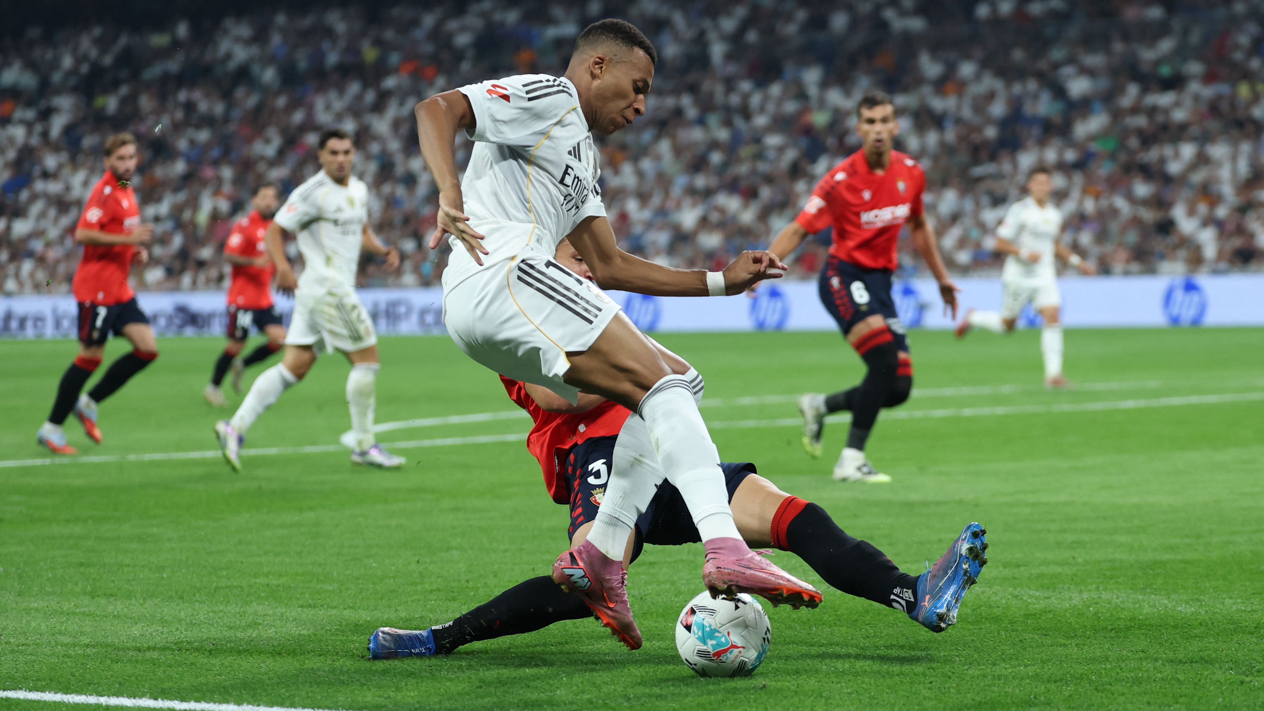 "ركله كيليان مبابي!" - قيل لريال مدريد إنهم لم يستحقوا ركلة جزاء حاسمة بينما يأسف مدرب أوساسونا على القرار "الواضح تمامًا" في الهزيمة في الدوري الإسباني