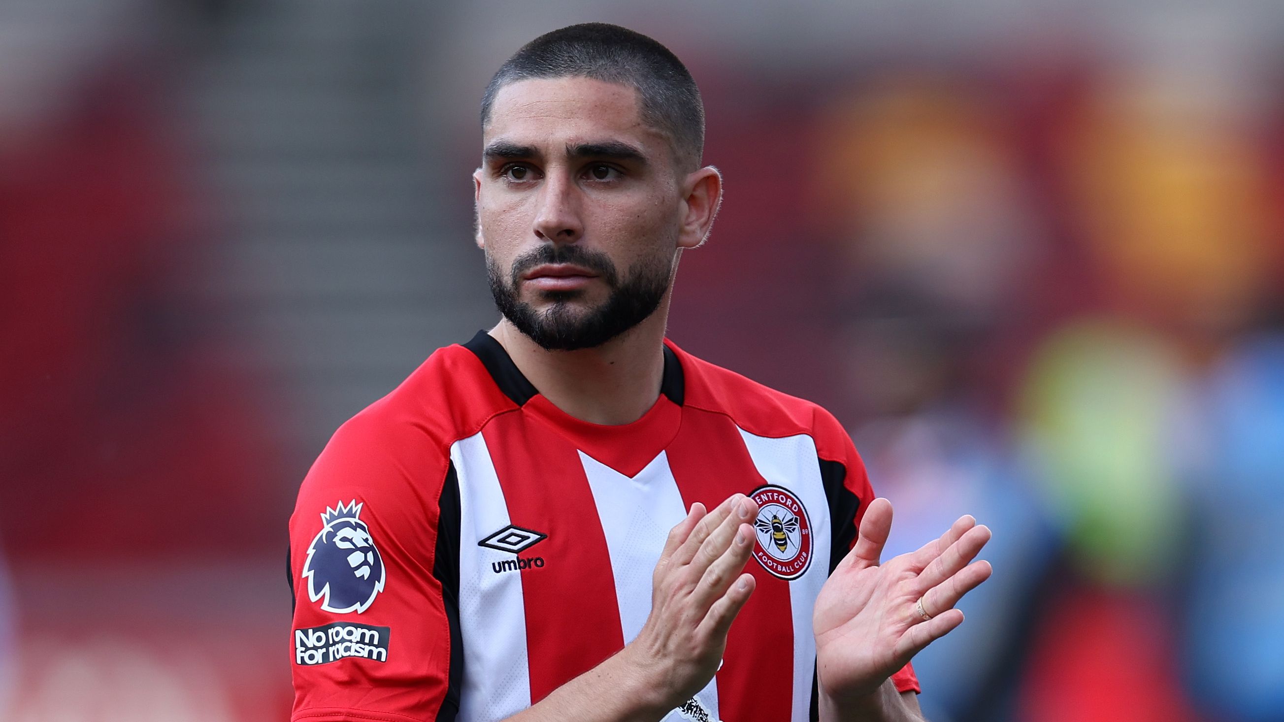 هل يعود نيل موباي إلى الدوري الإنجليزي الممتاز؟ الفريق السابق لمهاجم مارسيليا يتطلع للعودة، بينما يستعد نادي الدوري الفرنسي لبيعه، حيث يُقلص بيير-إيميريك أوباميانغ من خياراته.
