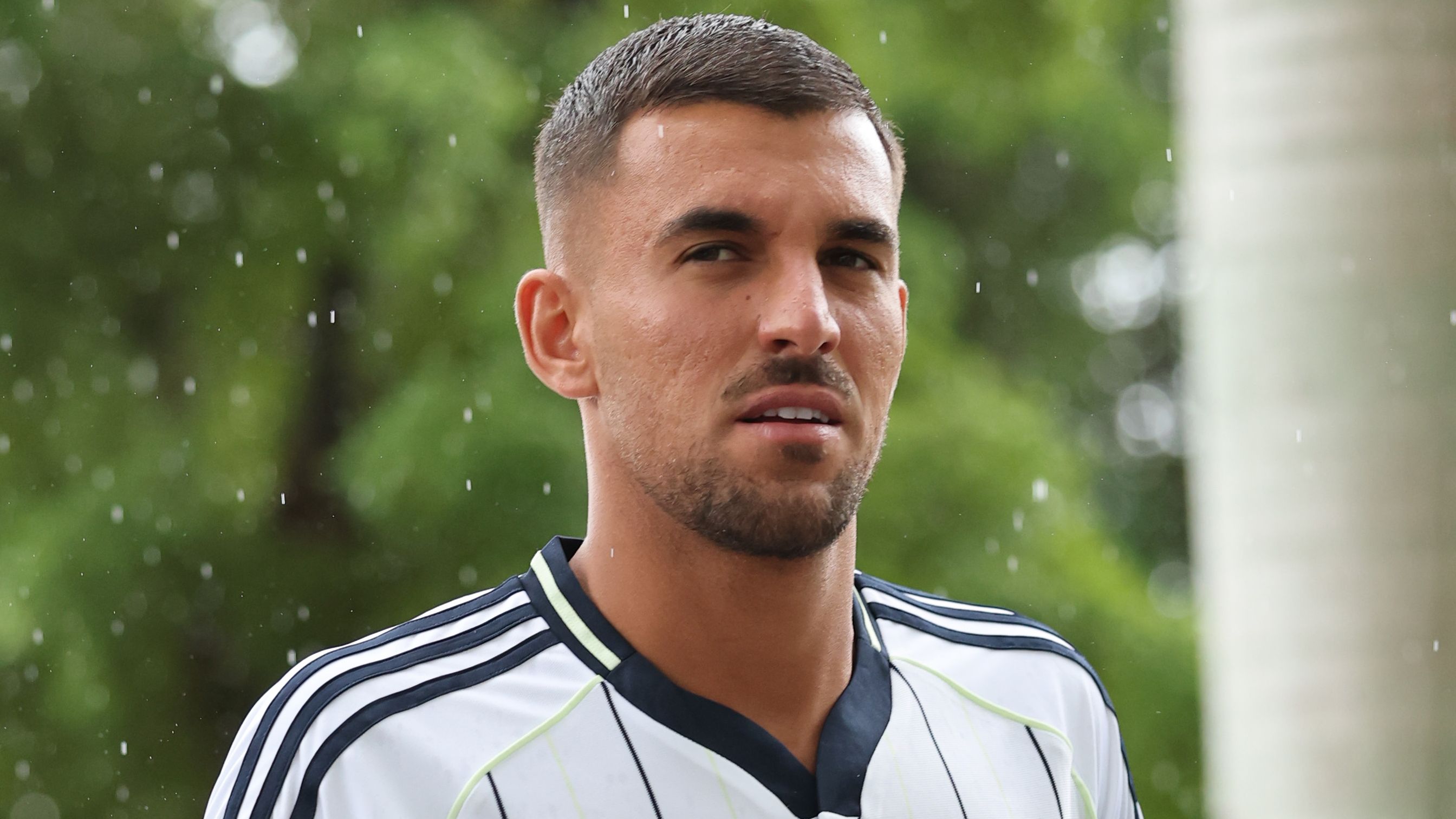 عرضت عدة أندية على داني سيبايوس العودة إلى دوري أبطال أوروبا، في ظل كشف موقف لاعب خط الوسط من مستقبله مع ريال مدريد