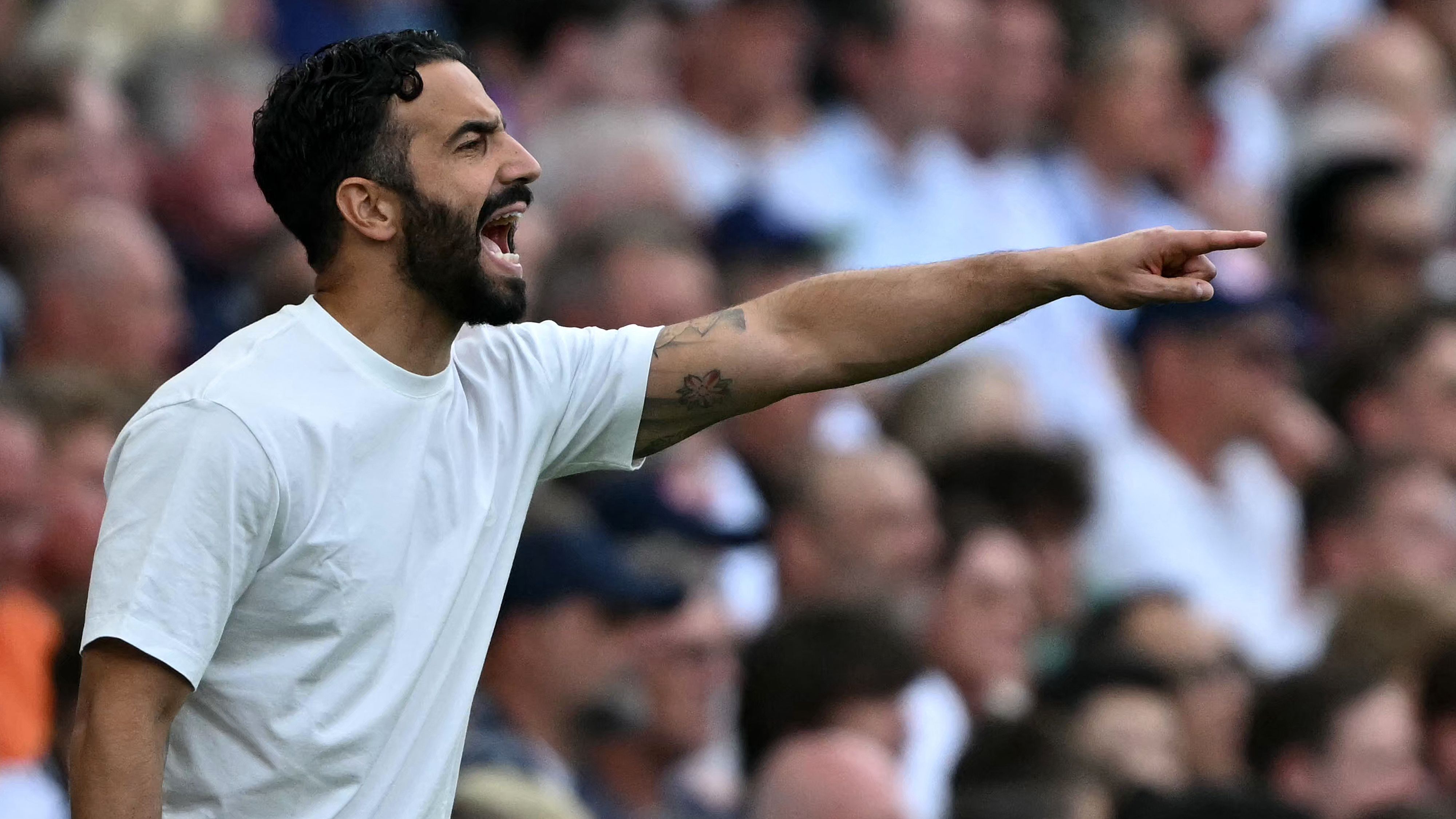 "ماذا تريدونني أن أفعل؟!" - كالفن باسي يدعي أن هدف مانشستر يونايتد ضد فولهام كان يجب أن يُلغى