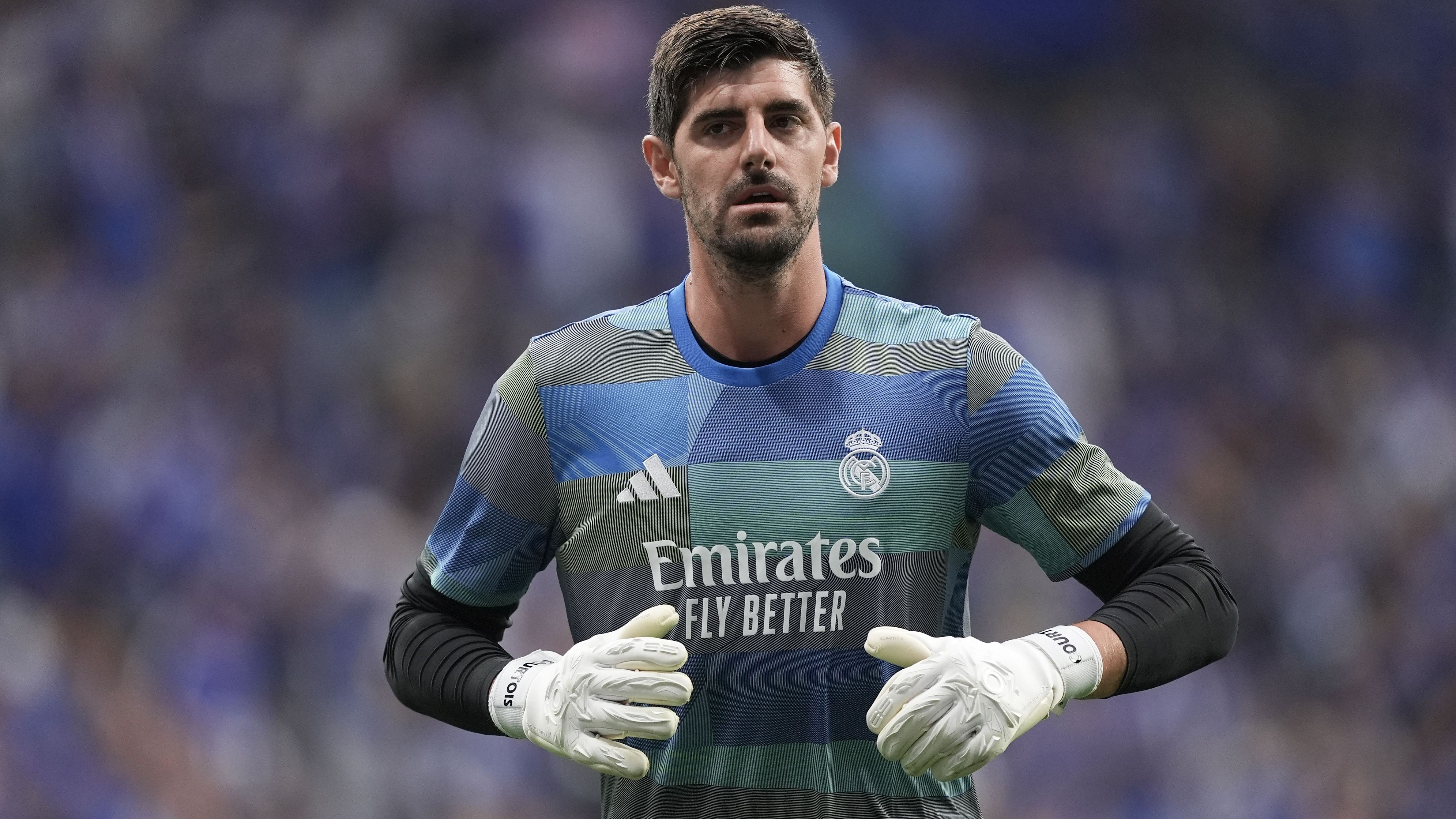 يكشف تيبو كورتوا كيف غيّر تشابي ألونسو دوره وسط النجم المثالي لحارس مرمى ريال مدريد في موسم الدوري الإسباني
