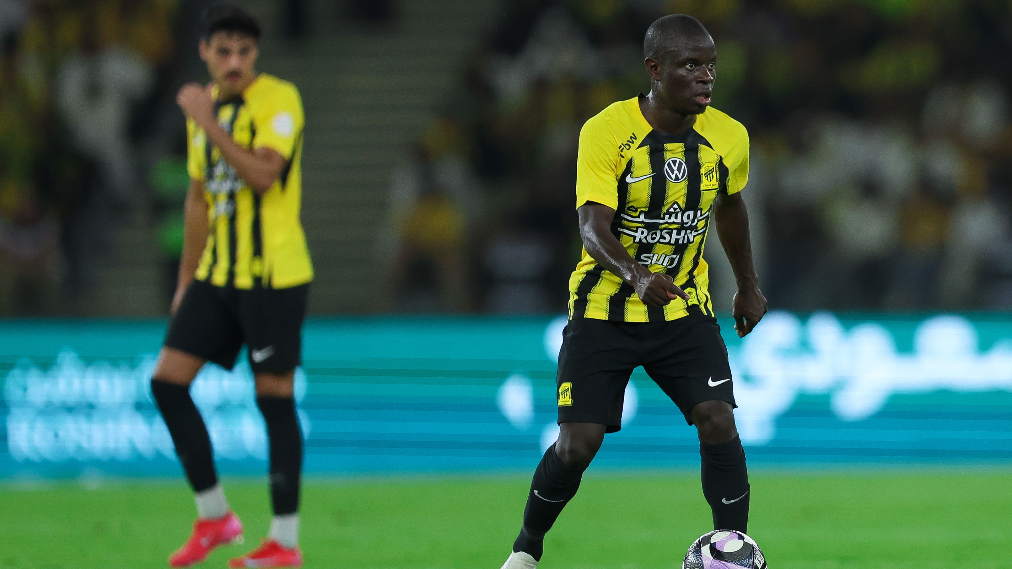 نغولو كانتي في طريقه للرحيل! نجم تشيلسي وليستر سيتي السابق يستعد لمغادرة الاتحاد بعد تلقيه عدة عروض للاعب خط وسط.