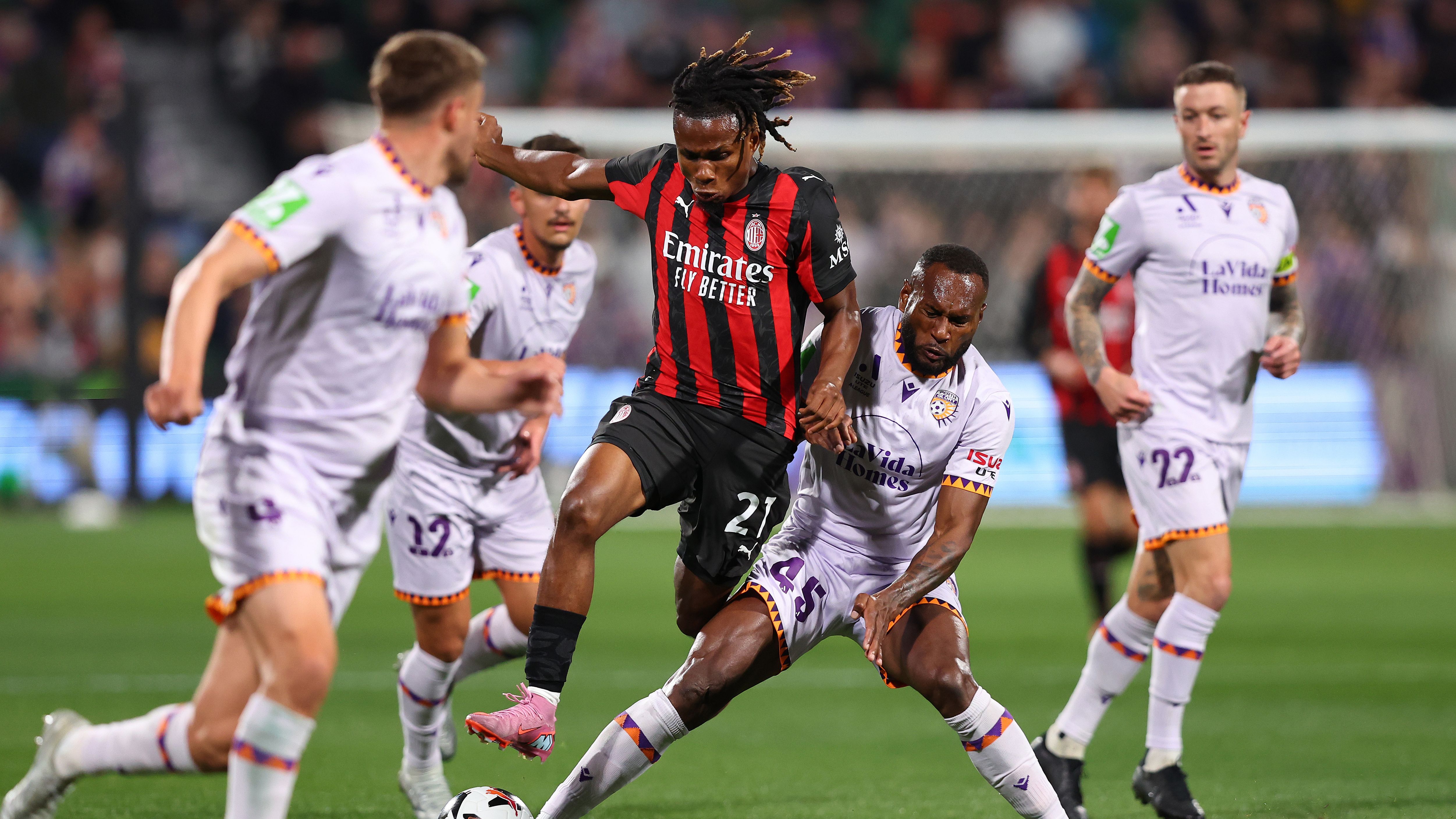 فولهام وميلان في محادثات بشأن صفقة بقيمة 25 مليون يورو للاعب صامويل تشوكويزي بعد أسابيع من المفاوضات مع الجناح