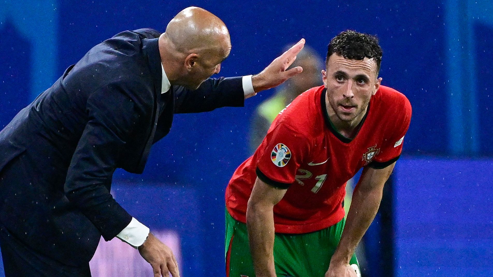 "نريد تكريم ذكراه" - مدرب البرتغال روبرتو مارتينيز يسلم قميص ديوغو جوتا رقم 21 إلى صديقه المقرب روبن نيفز