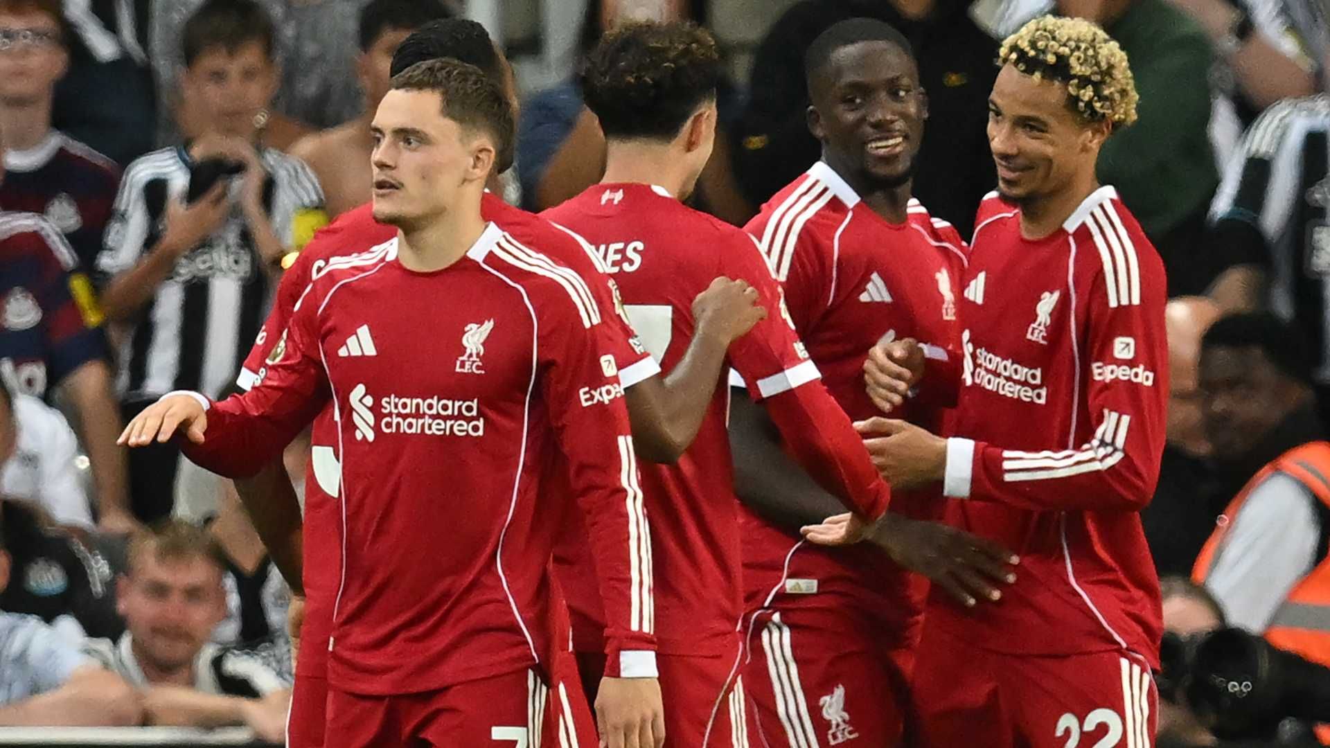 أشاد روبن فان بيرسي، مهاجم مانشستر يونايتد السابق، بمواطنه الهولندي آرن سلوت وليفربول بسبب لعبهم "أفضل شكل من أشكال كرة القدم"