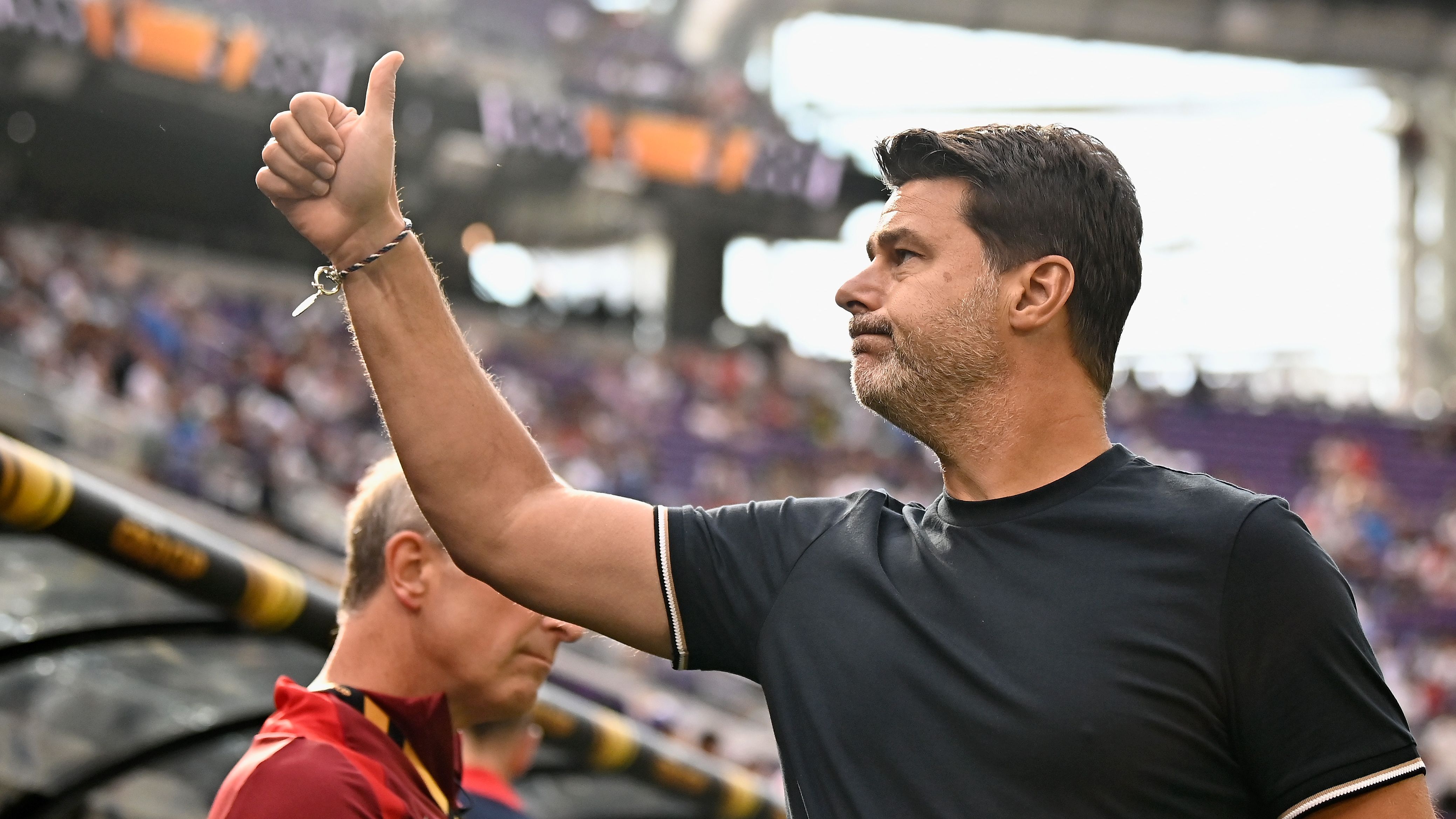 شاهد: مدرب منتخب الولايات المتحدة الأمريكية ماوريسيو بوتشيتينو يقود هتاف فريق ولاية أوهايو خلال انطلاق مباراة كرة القدم الجامعية في نهاية الأسبوع